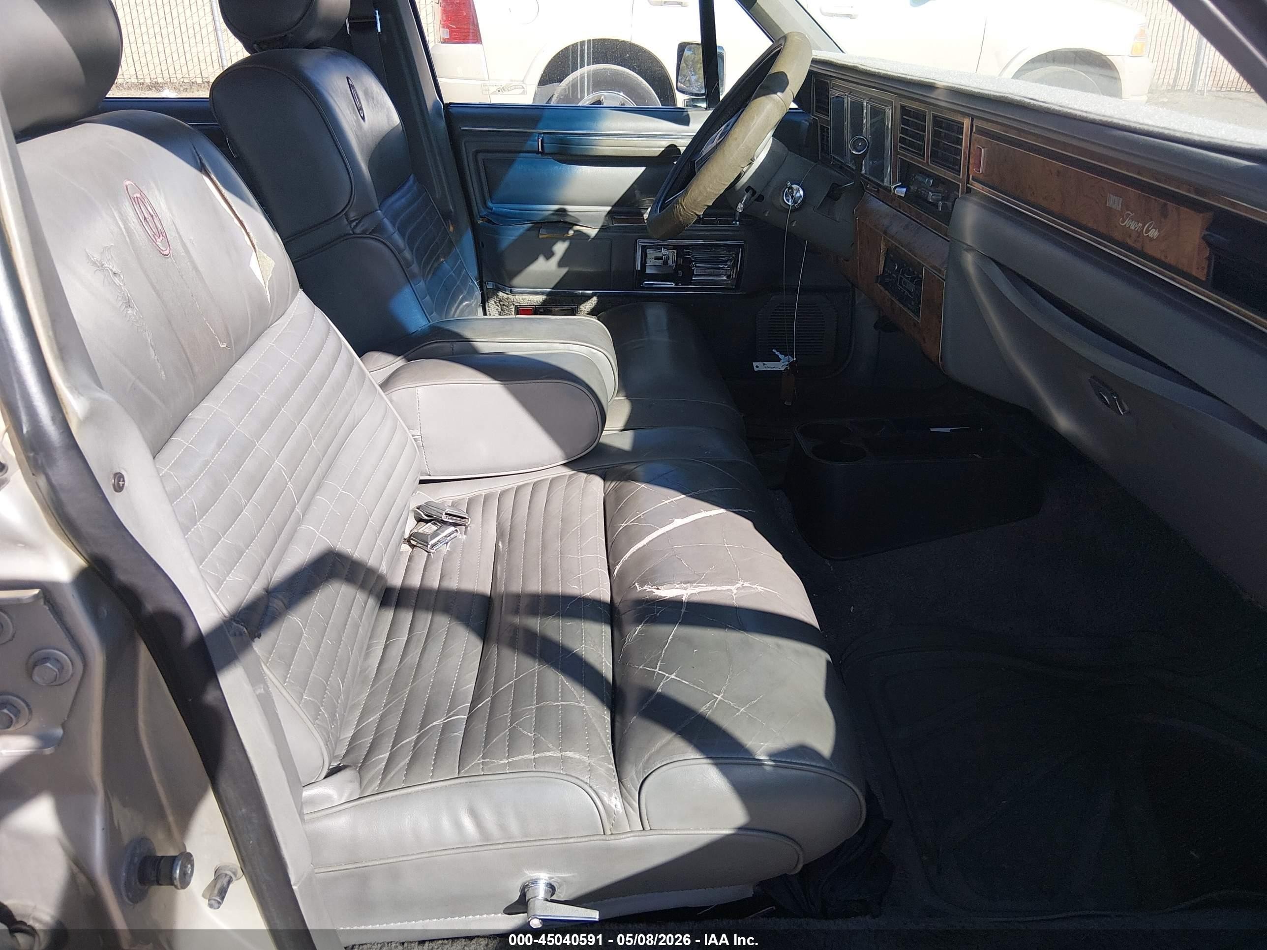 1986 Lincoln Town Car   Silver vin: 1LNBP96F2GY657667