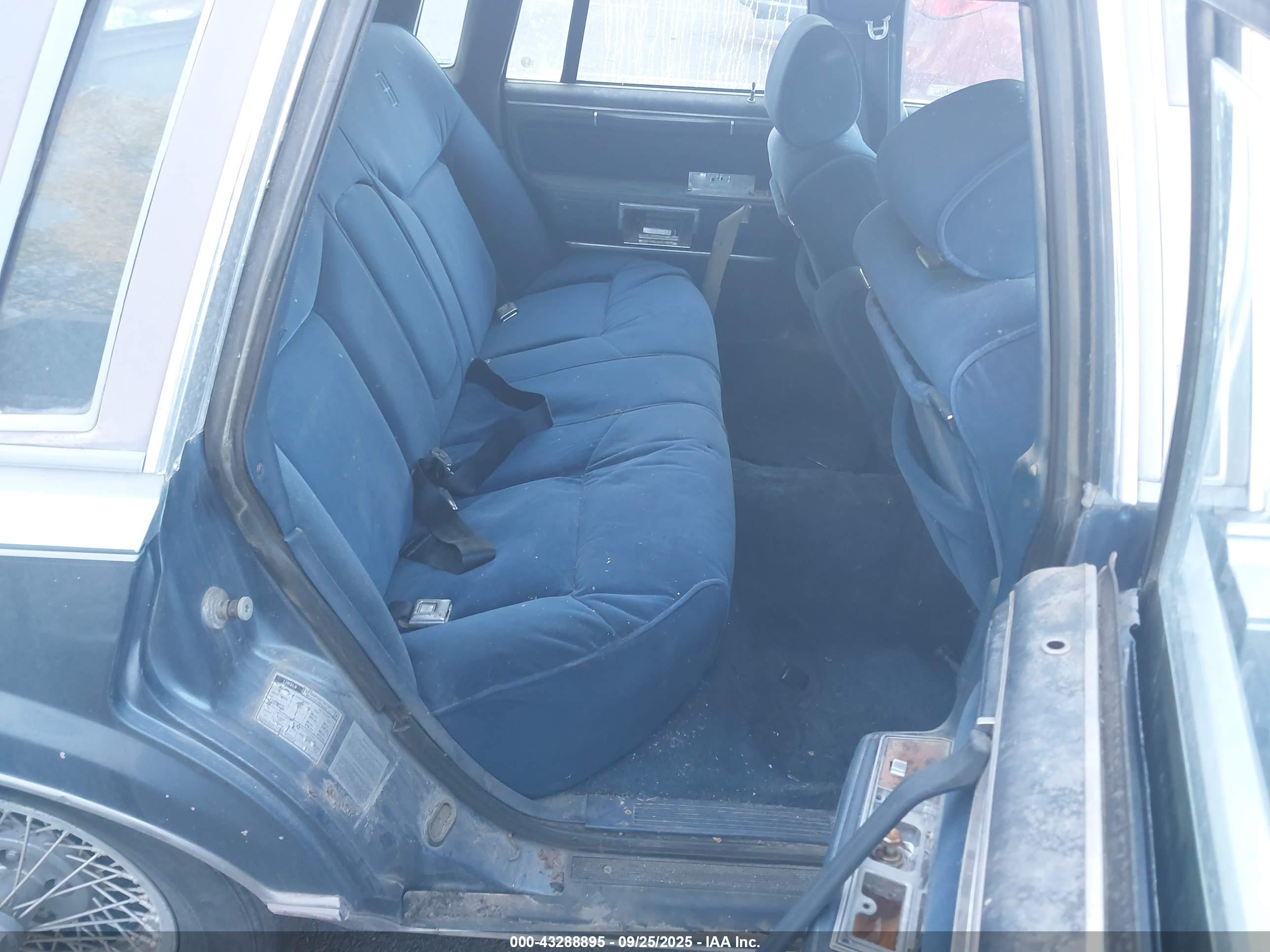 1986 Lincoln Town Car   Blue vin: 1LNBP96F2GY755792