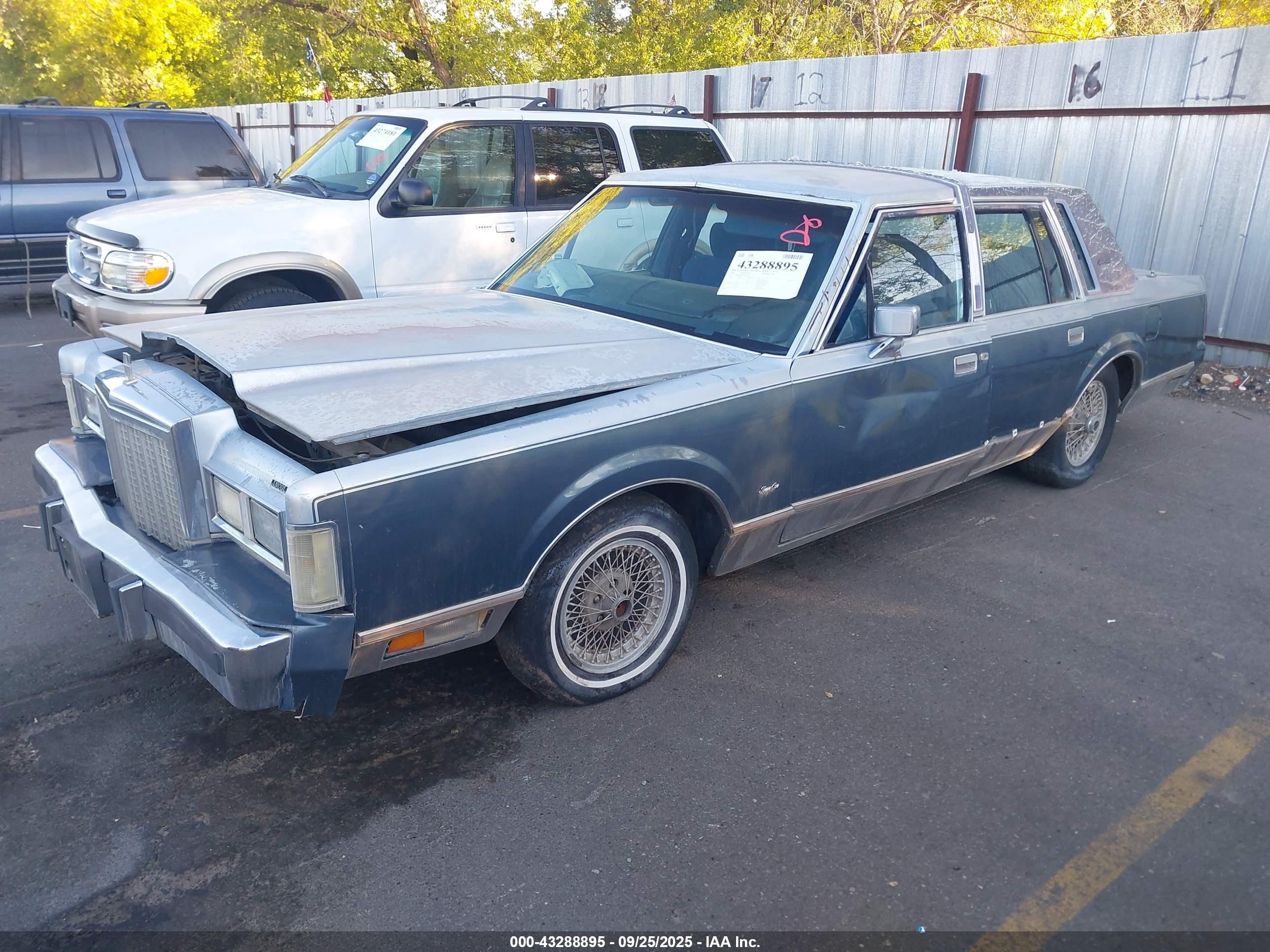 1986 Lincoln Town Car   Blue vin: 1LNBP96F2GY755792
