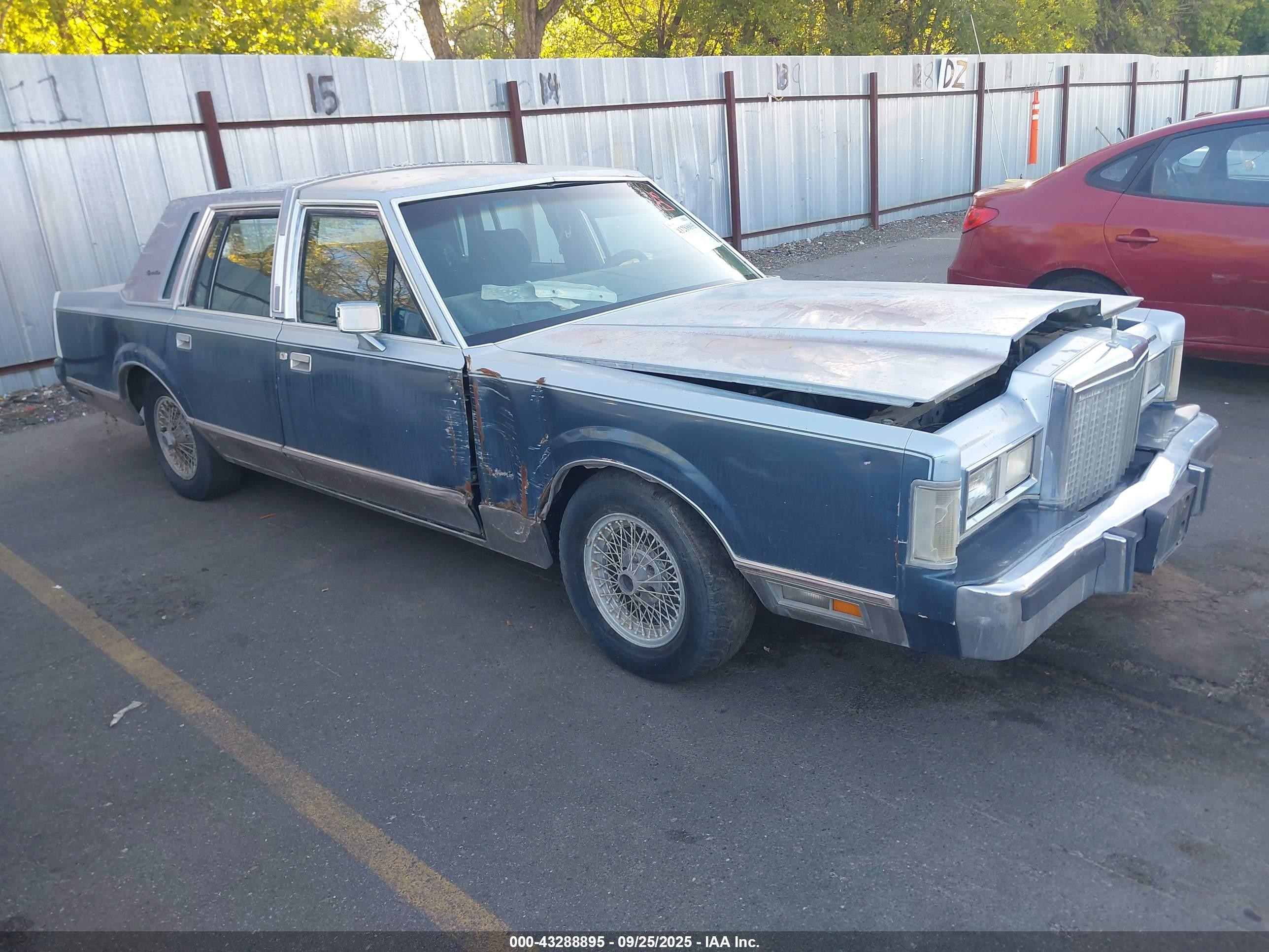 1986 Lincoln Town Car   Blue vin: 1LNBP96F2GY755792