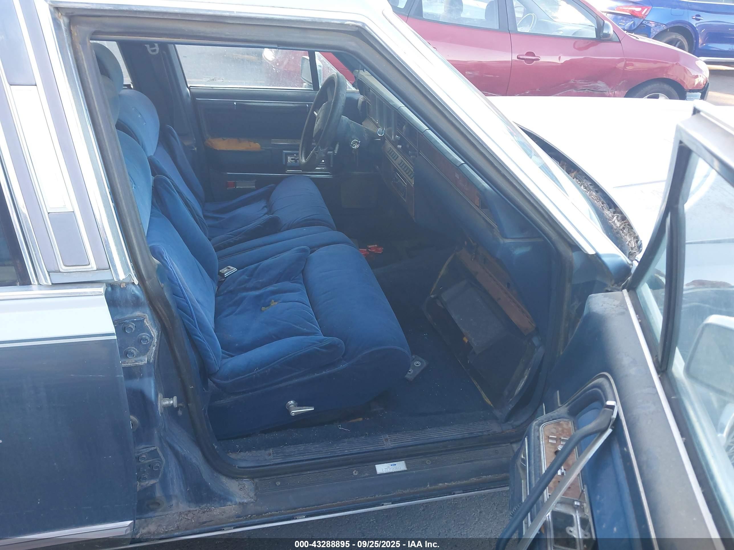 1986 Lincoln Town Car   Blue vin: 1LNBP96F2GY755792
