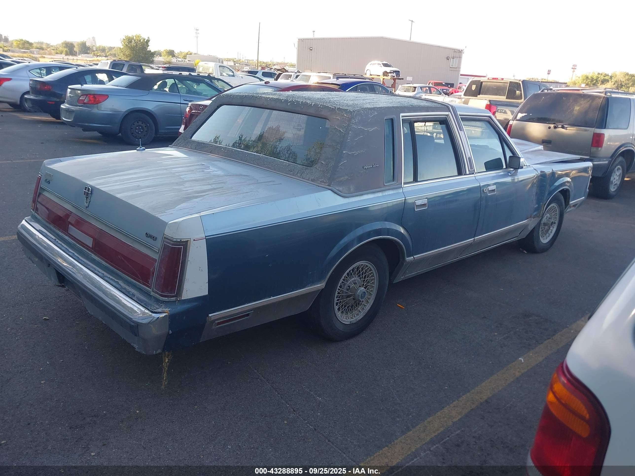 1986 Lincoln Town Car   Blue vin: 1LNBP96F2GY755792