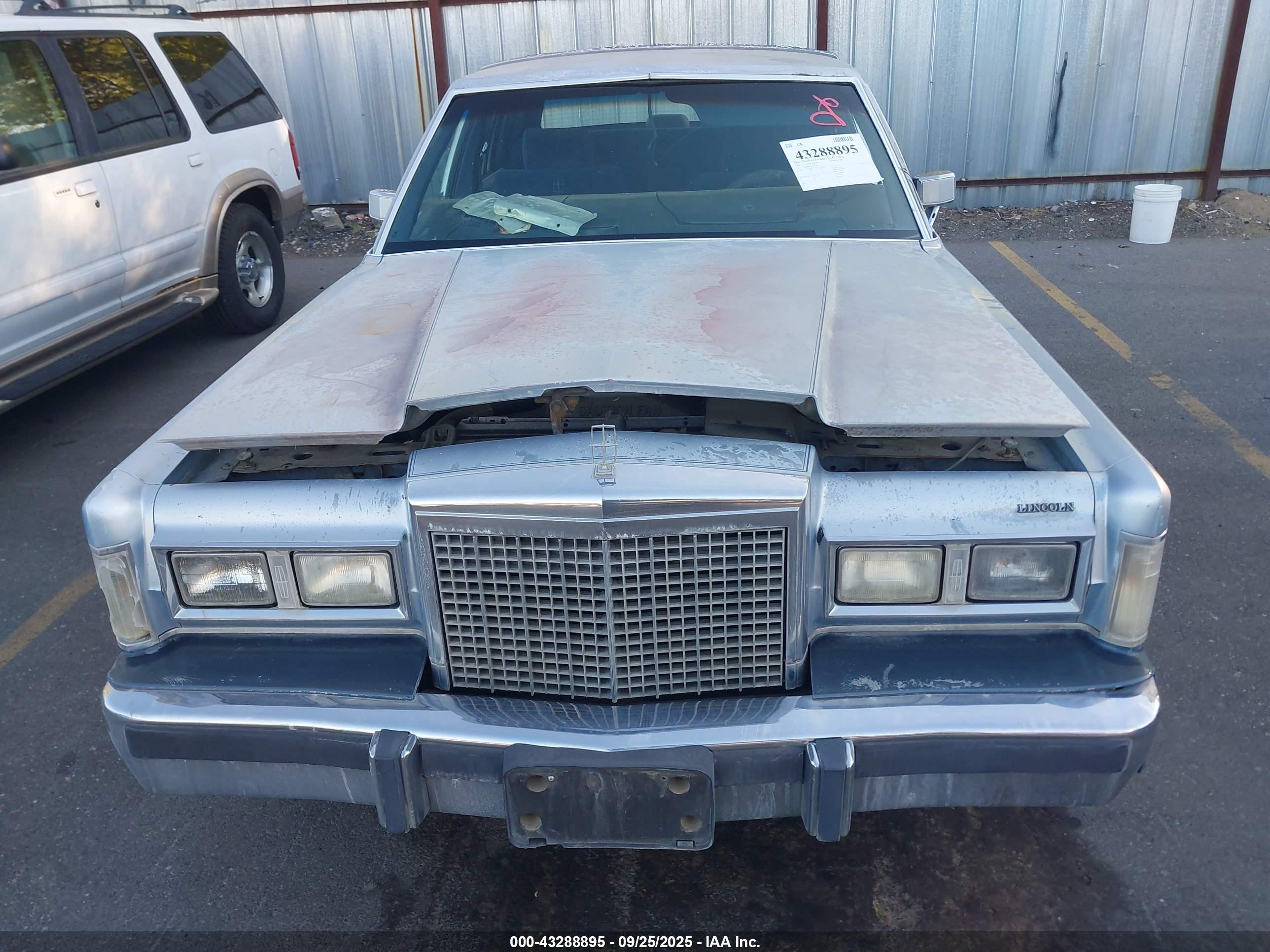 1986 Lincoln Town Car   Blue vin: 1LNBP96F2GY755792