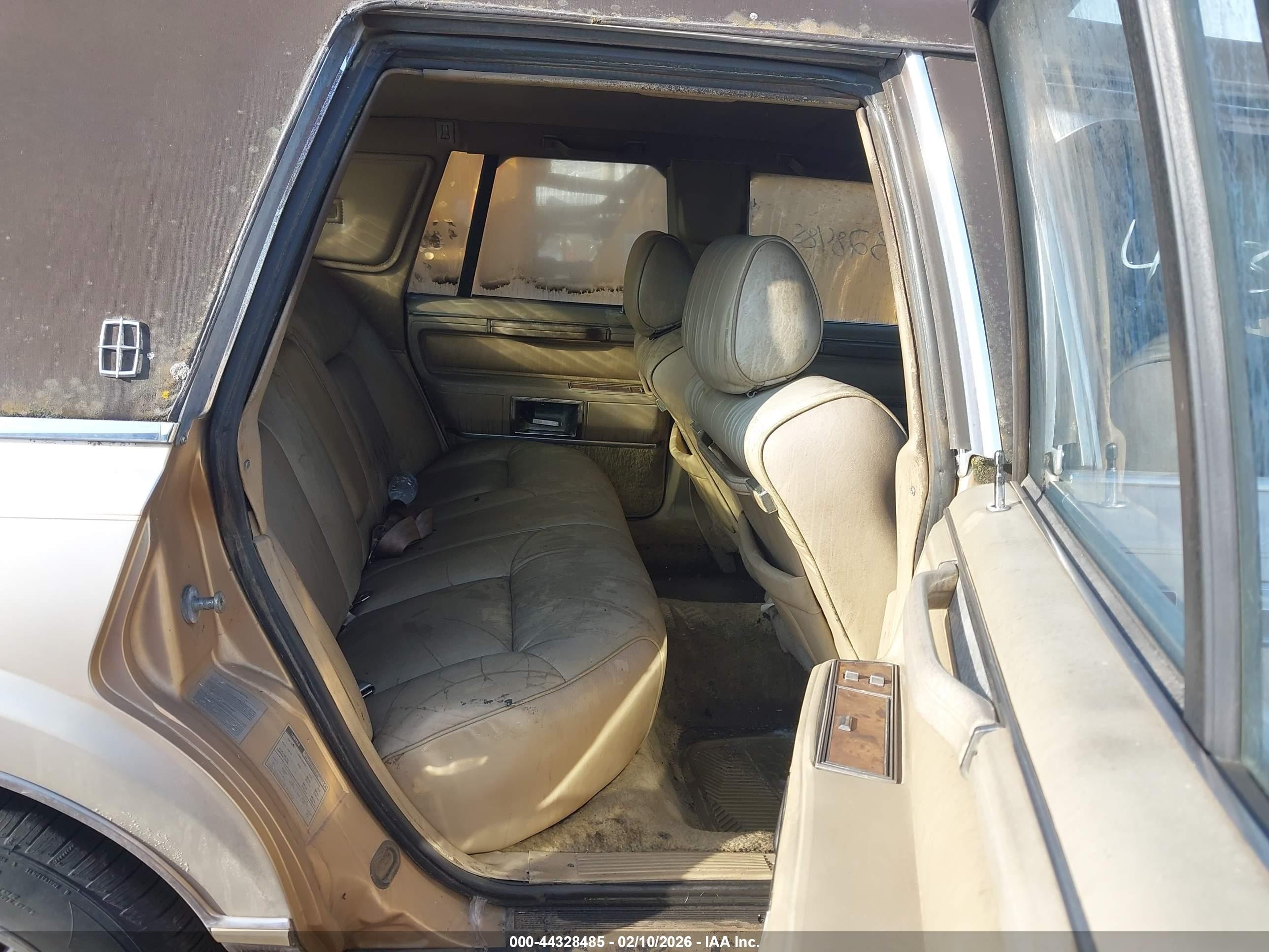 1986 Lincoln Town Car   Champagne vin: 1LNBP96F6GY689151