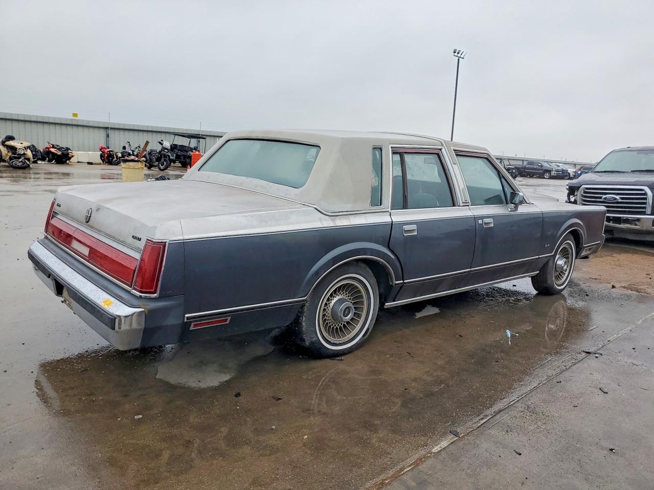 1985 Lincoln Town Car Two Tone vin: 1LNBP96F8FY691028
