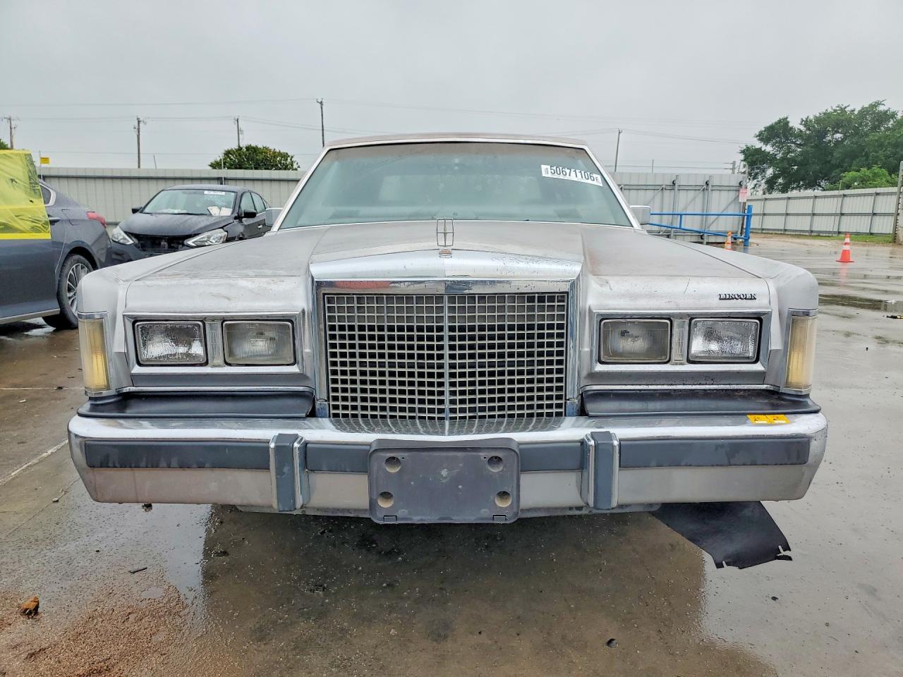 1985 Lincoln Town Car Two Tone vin: 1LNBP96F8FY691028