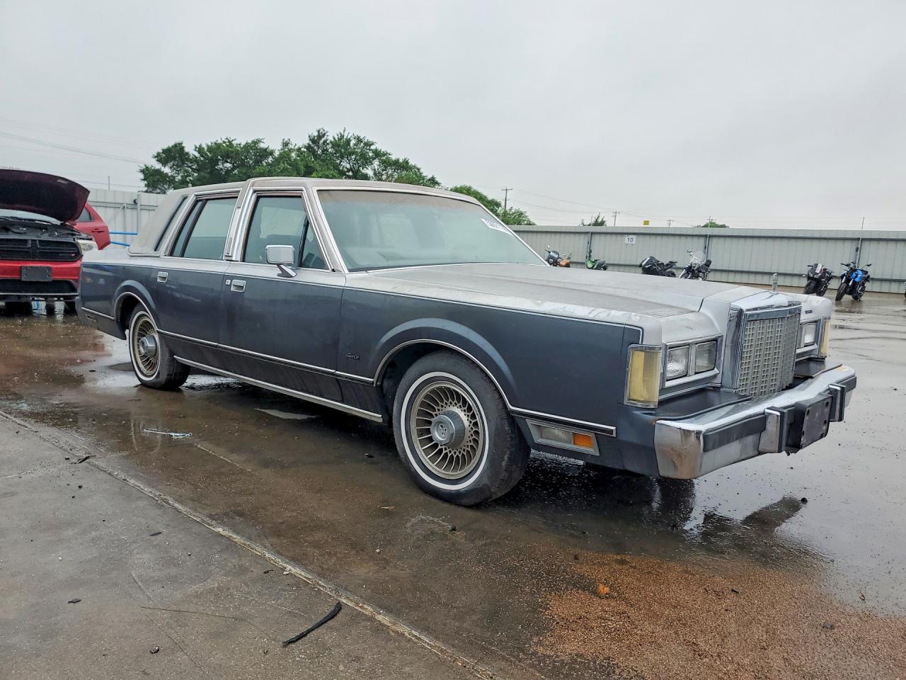 1985 Lincoln Town Car Two Tone vin: 1LNBP96F8FY691028