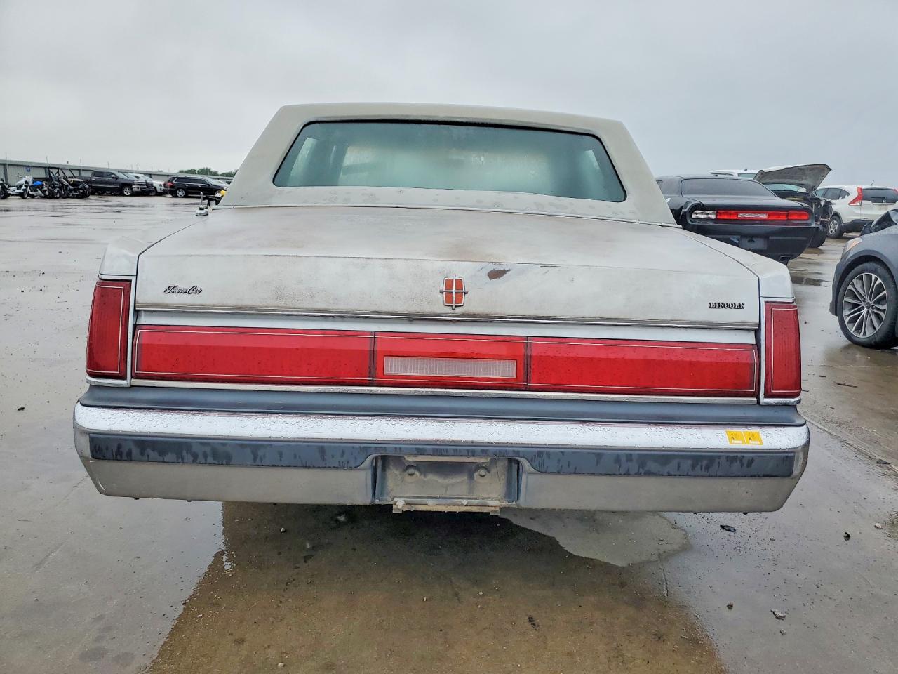 1985 Lincoln Town Car Two Tone vin: 1LNBP96F8FY691028