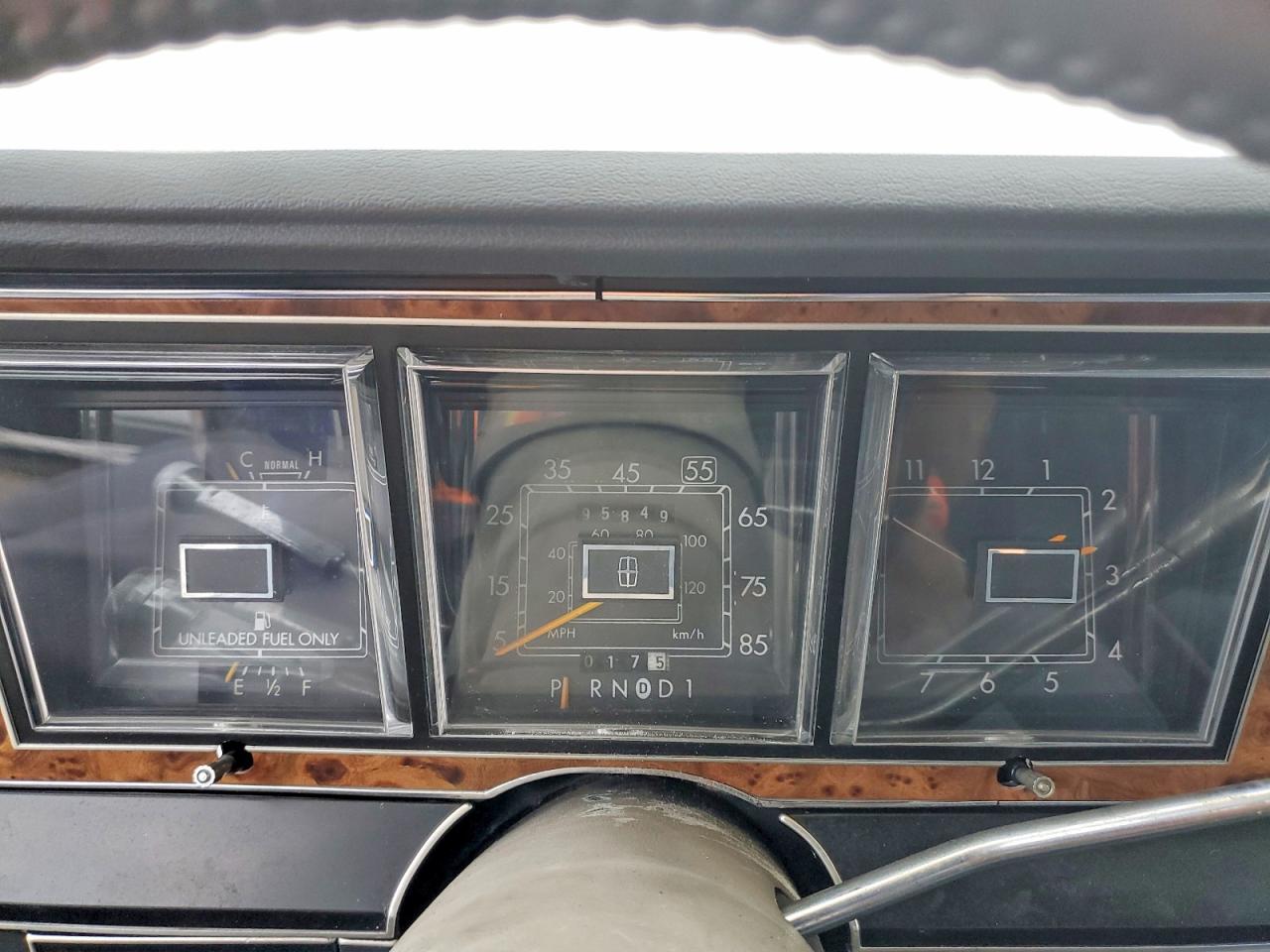 1985 Lincoln Town Car Two Tone vin: 1LNBP96F8FY691028