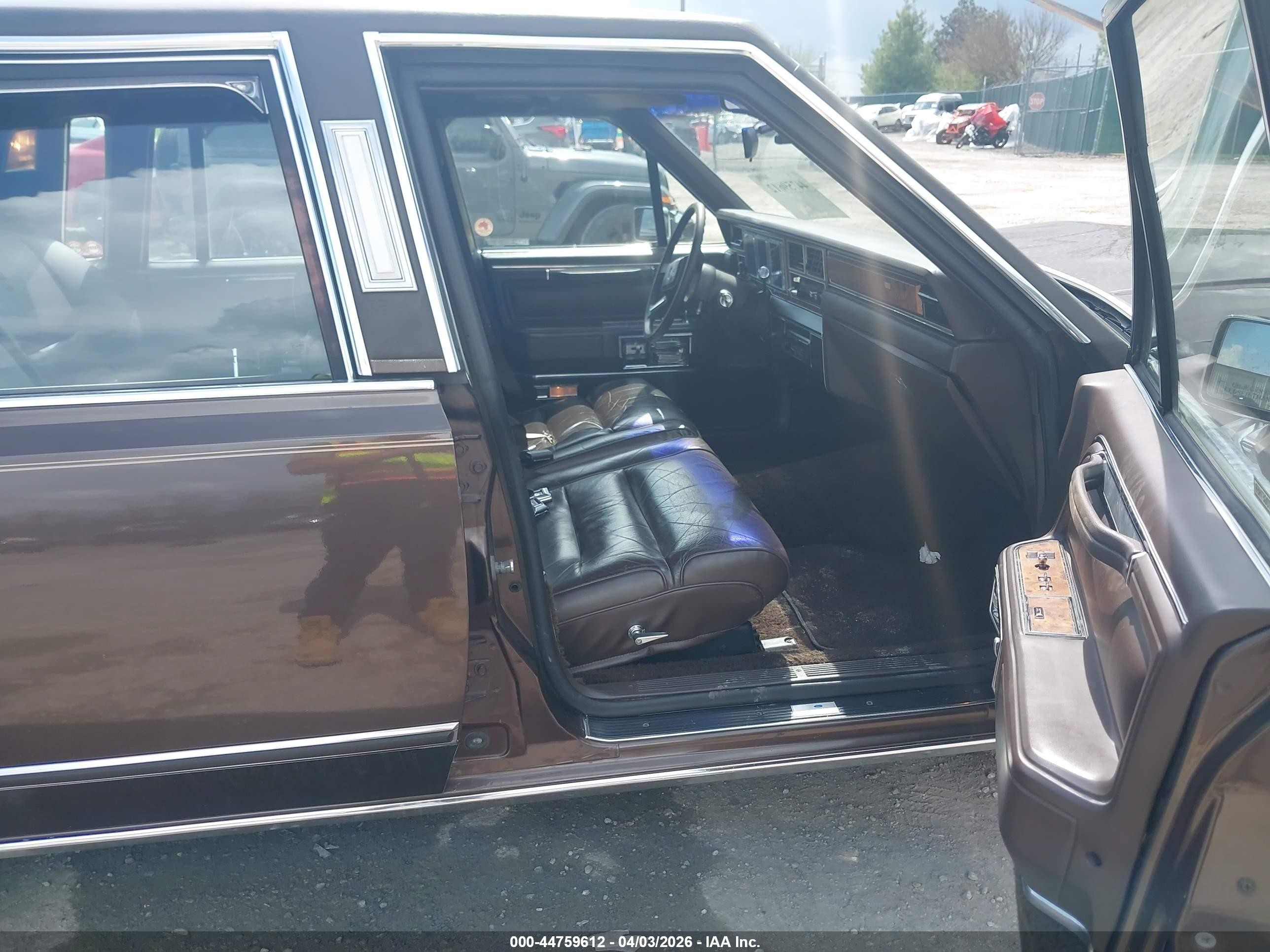 1985 Lincoln Town Car   Коричневый vin: 1LNBP96F9FY636619