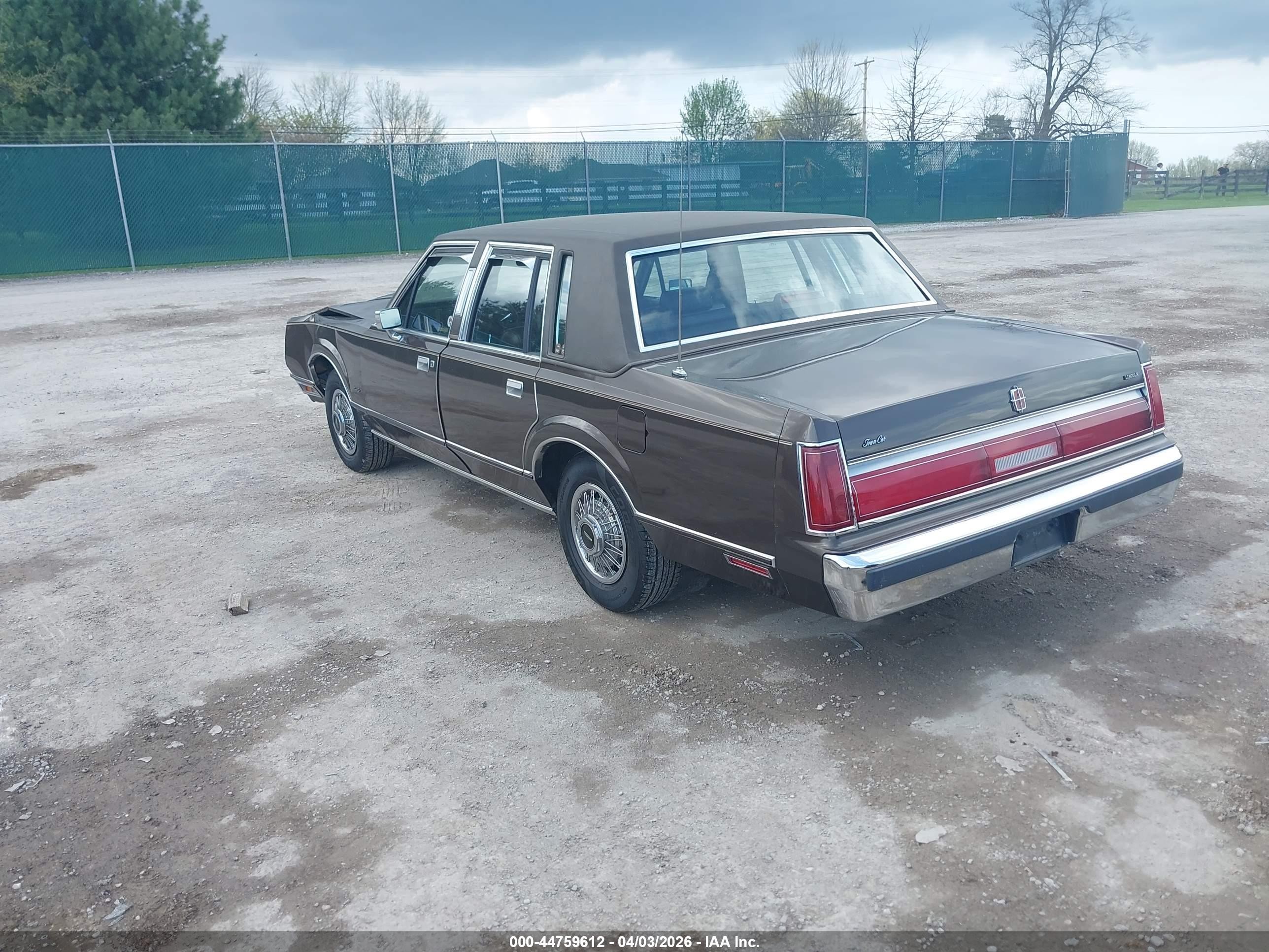 1985 Lincoln Town Car   Коричневый vin: 1LNBP96F9FY636619