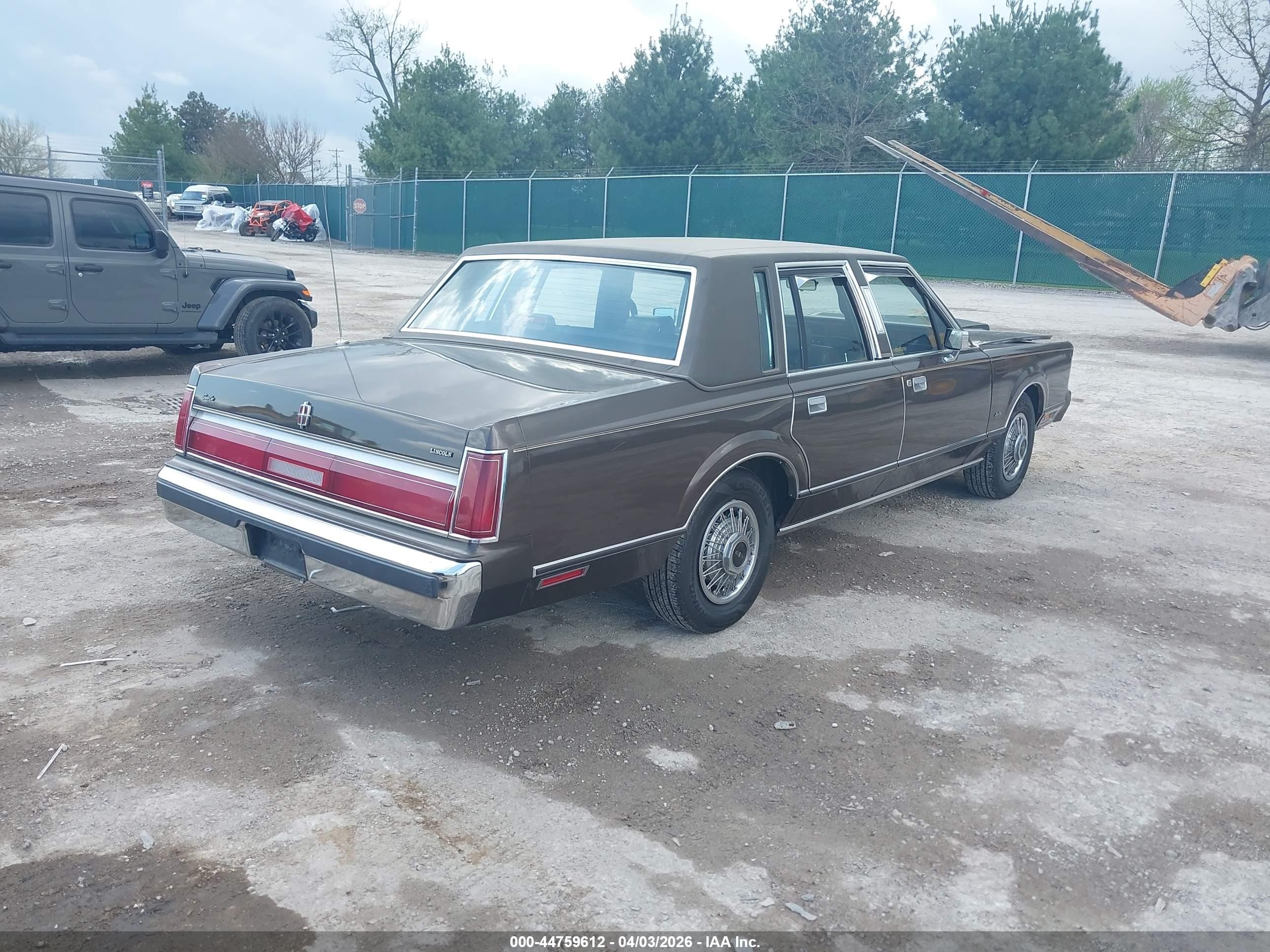 1985 Lincoln Town Car   Коричневый vin: 1LNBP96F9FY636619