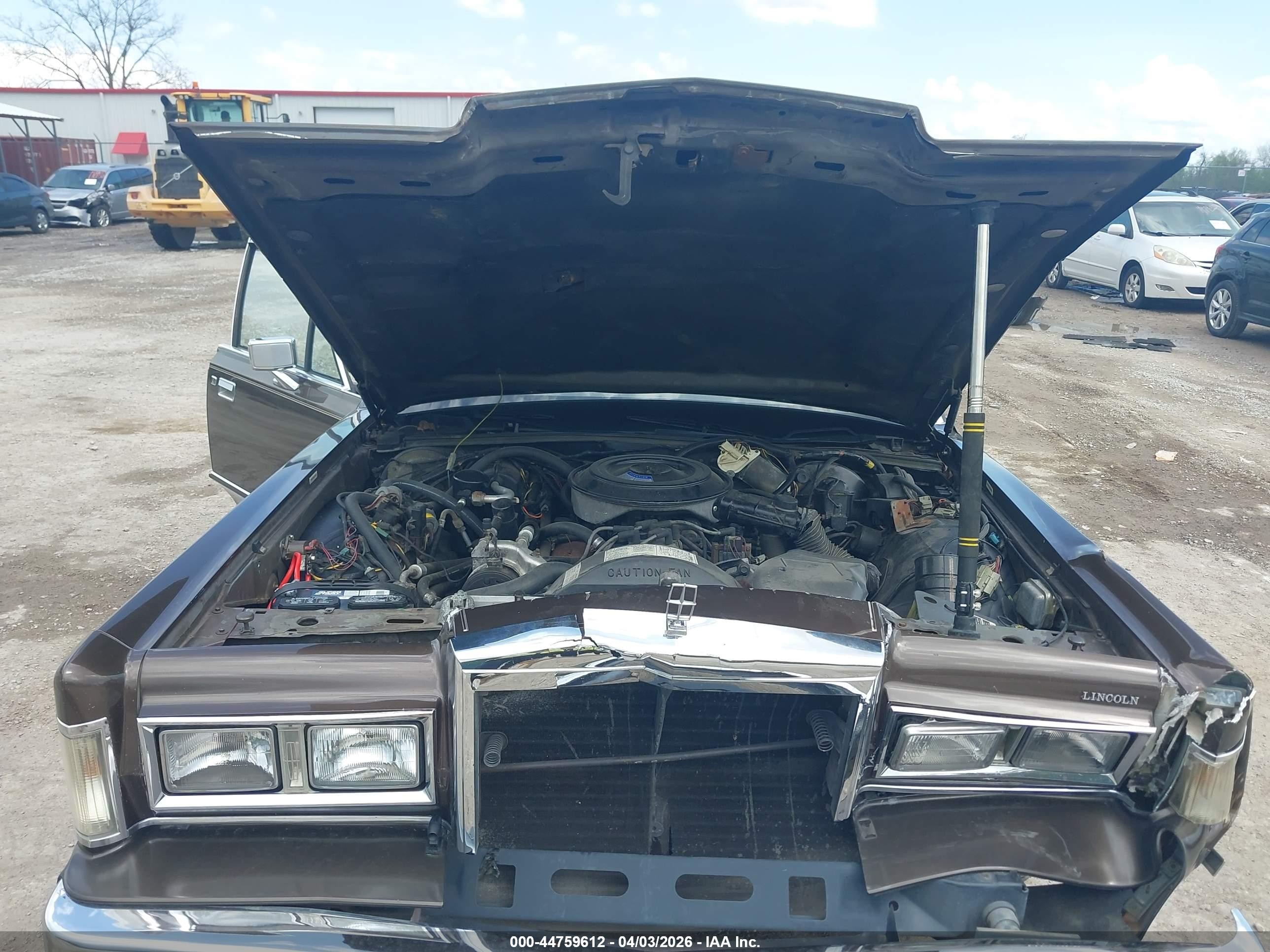 1985 Lincoln Town Car   Коричневый vin: 1LNBP96F9FY636619
