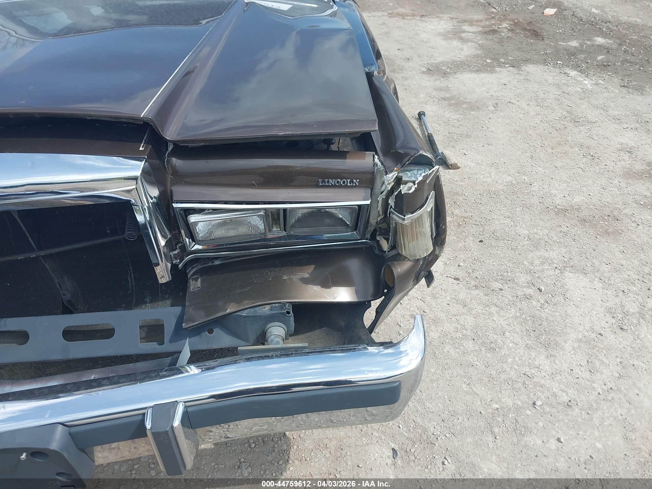 1985 Lincoln Town Car   Коричневый vin: 1LNBP96F9FY636619