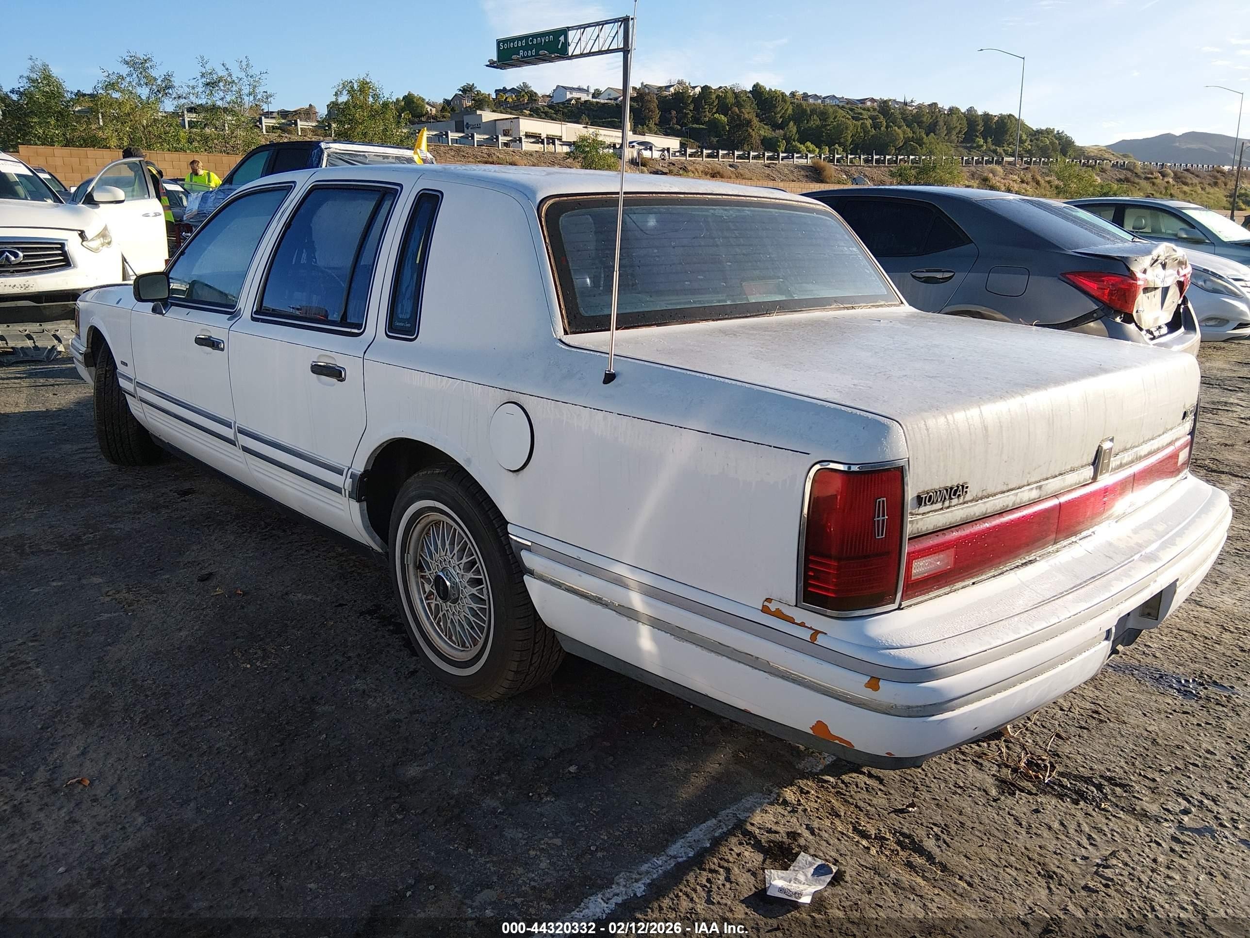 1991 Lincoln Town Car Executive White vin: 1LNCM81W0MY693285