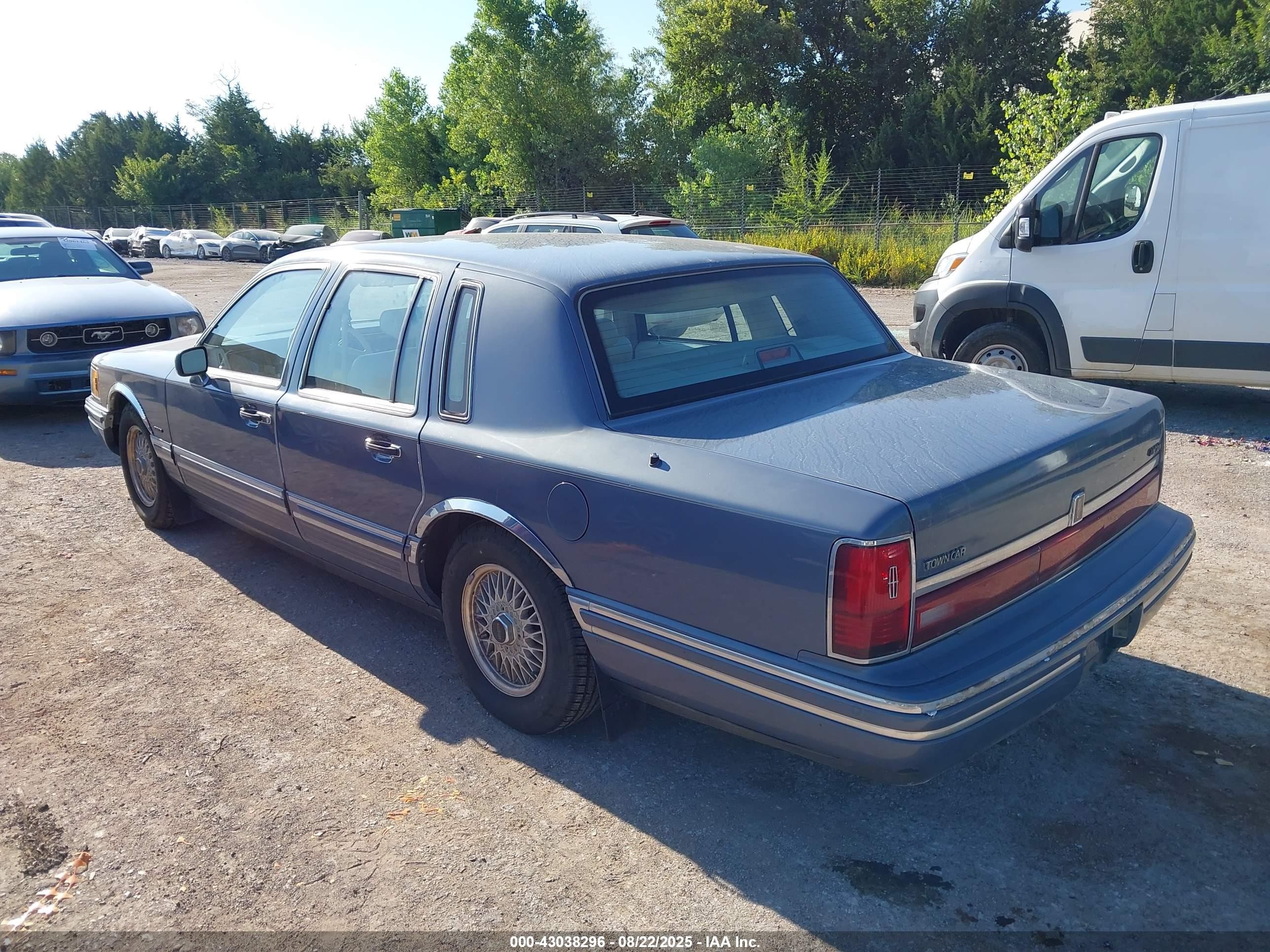 1991 Lincoln Town Car Executive Blue vin: 1LNCM81W2MY635517