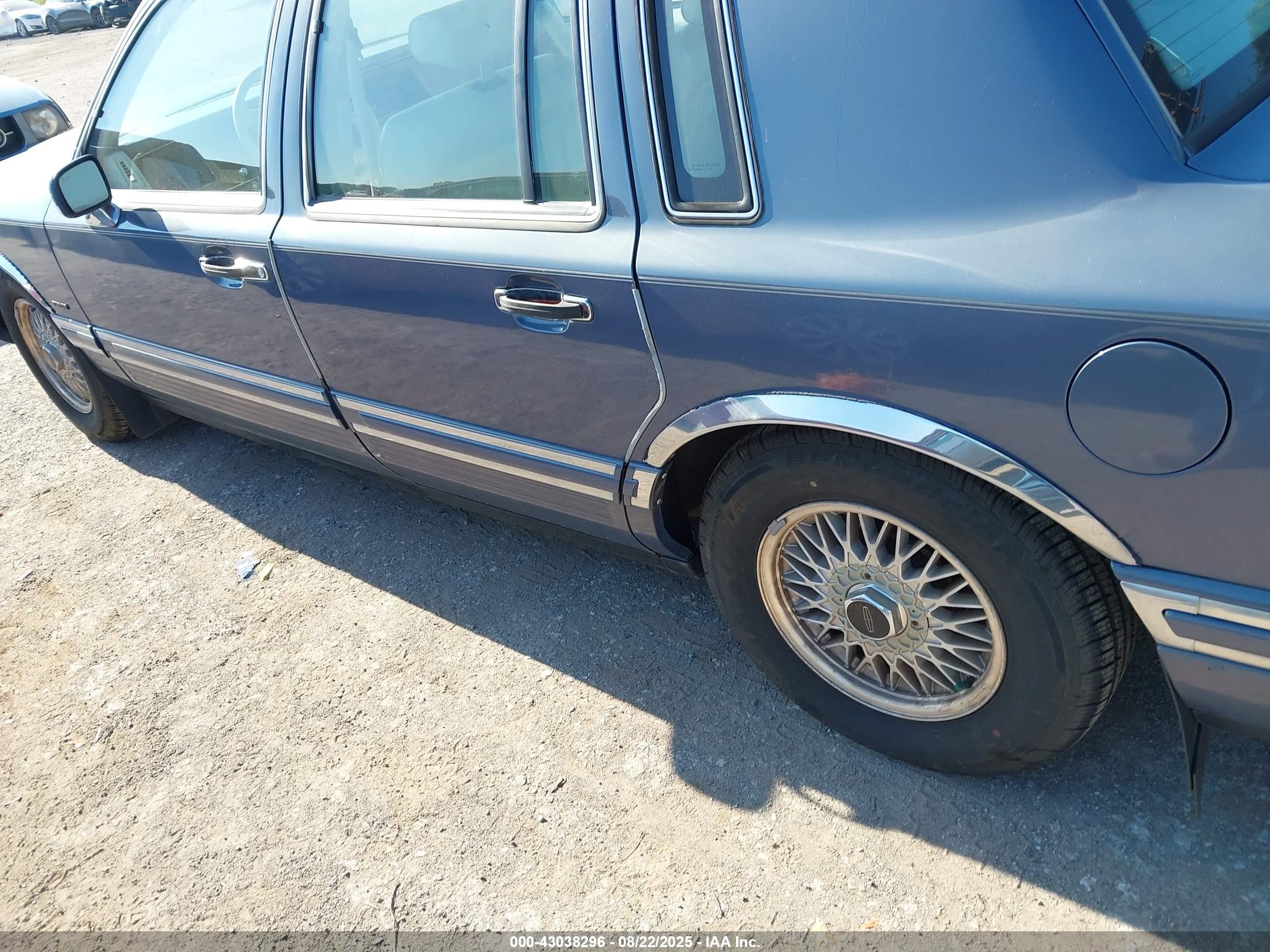 1991 Lincoln Town Car Executive Blue vin: 1LNCM81W2MY635517