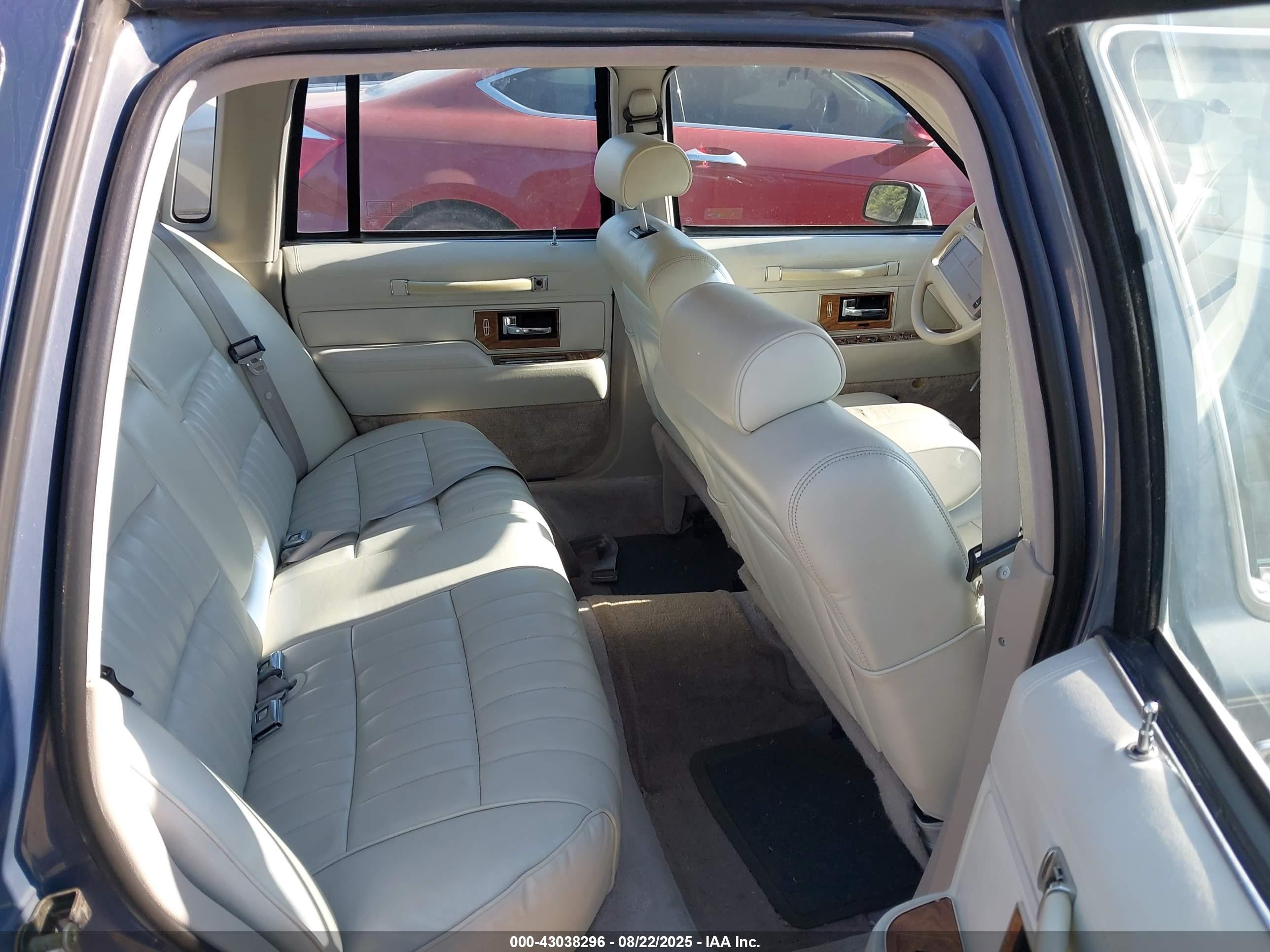 1991 Lincoln Town Car Executive Blue vin: 1LNCM81W2MY635517