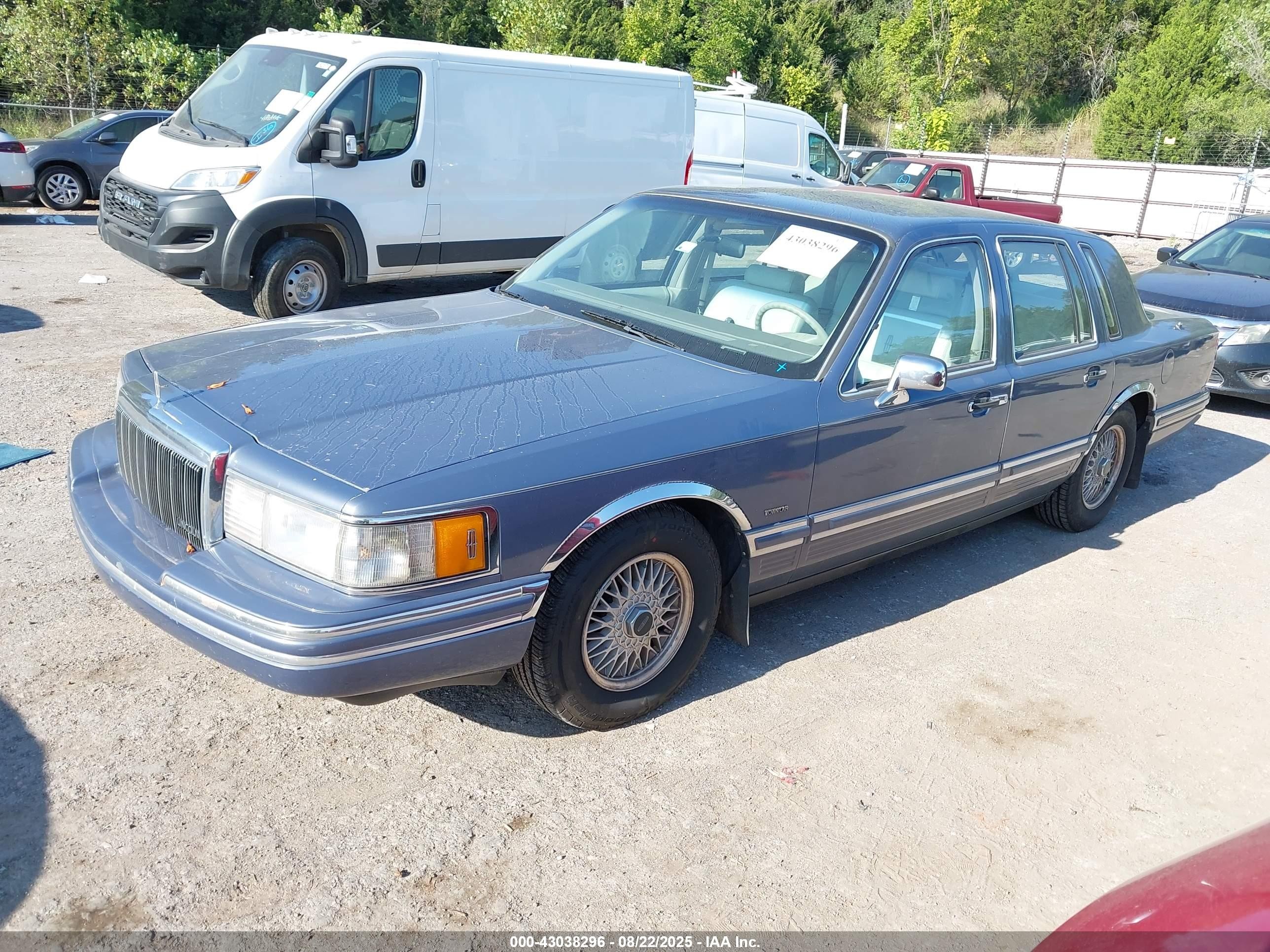 1991 Lincoln Town Car Executive Blue vin: 1LNCM81W2MY635517
