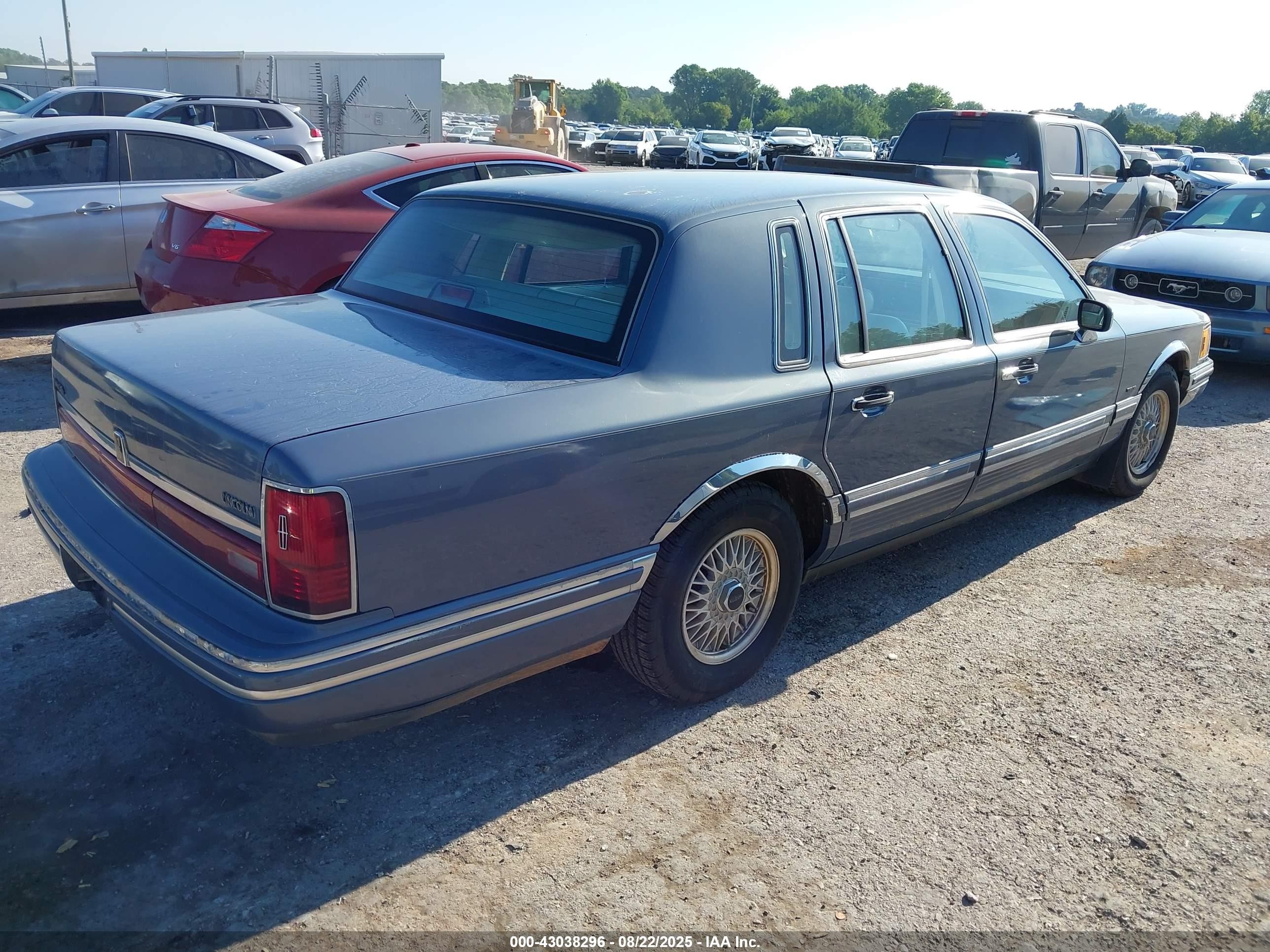 1991 Lincoln Town Car Executive Blue vin: 1LNCM81W2MY635517