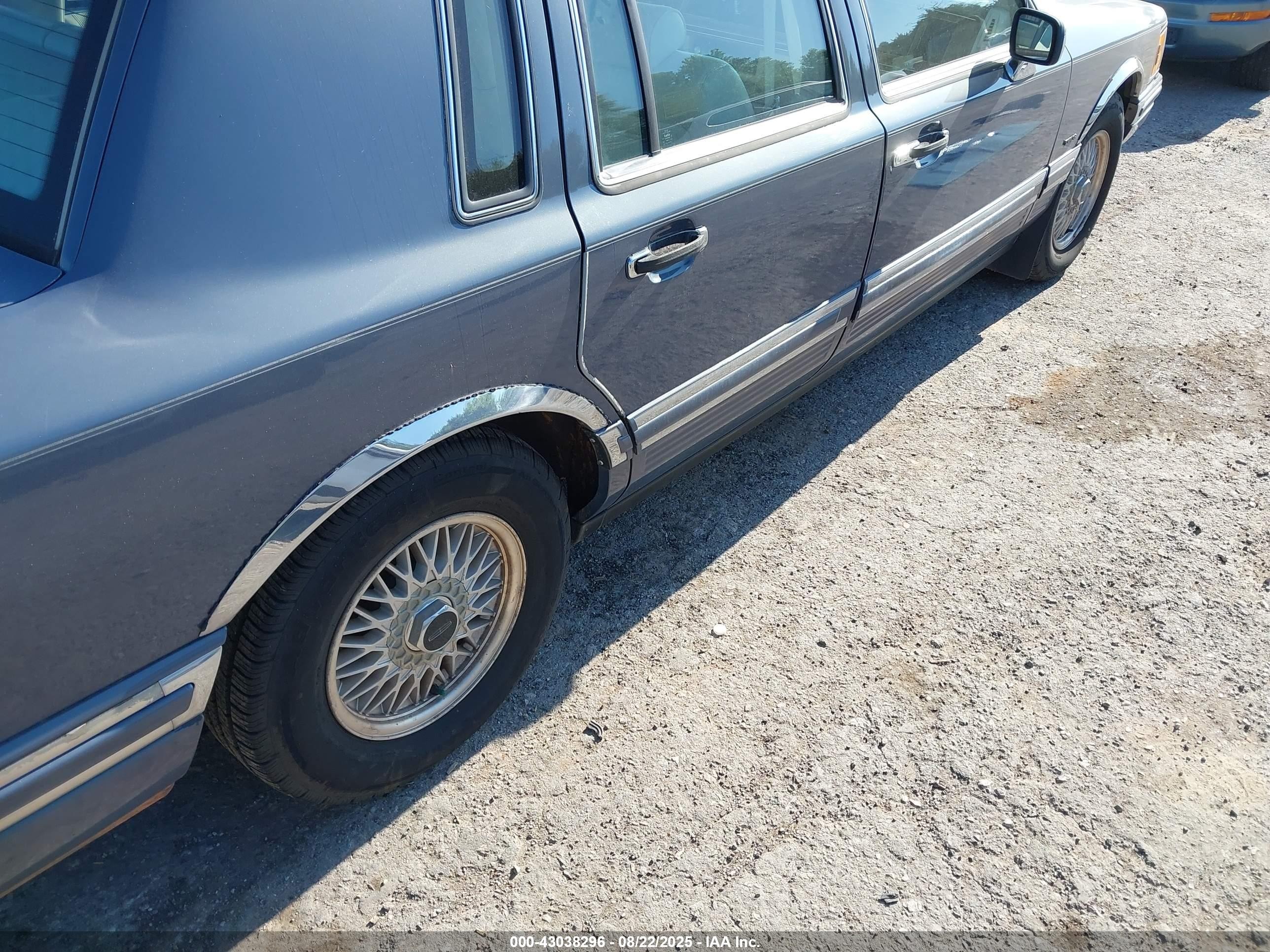 1991 Lincoln Town Car Executive Blue vin: 1LNCM81W2MY635517