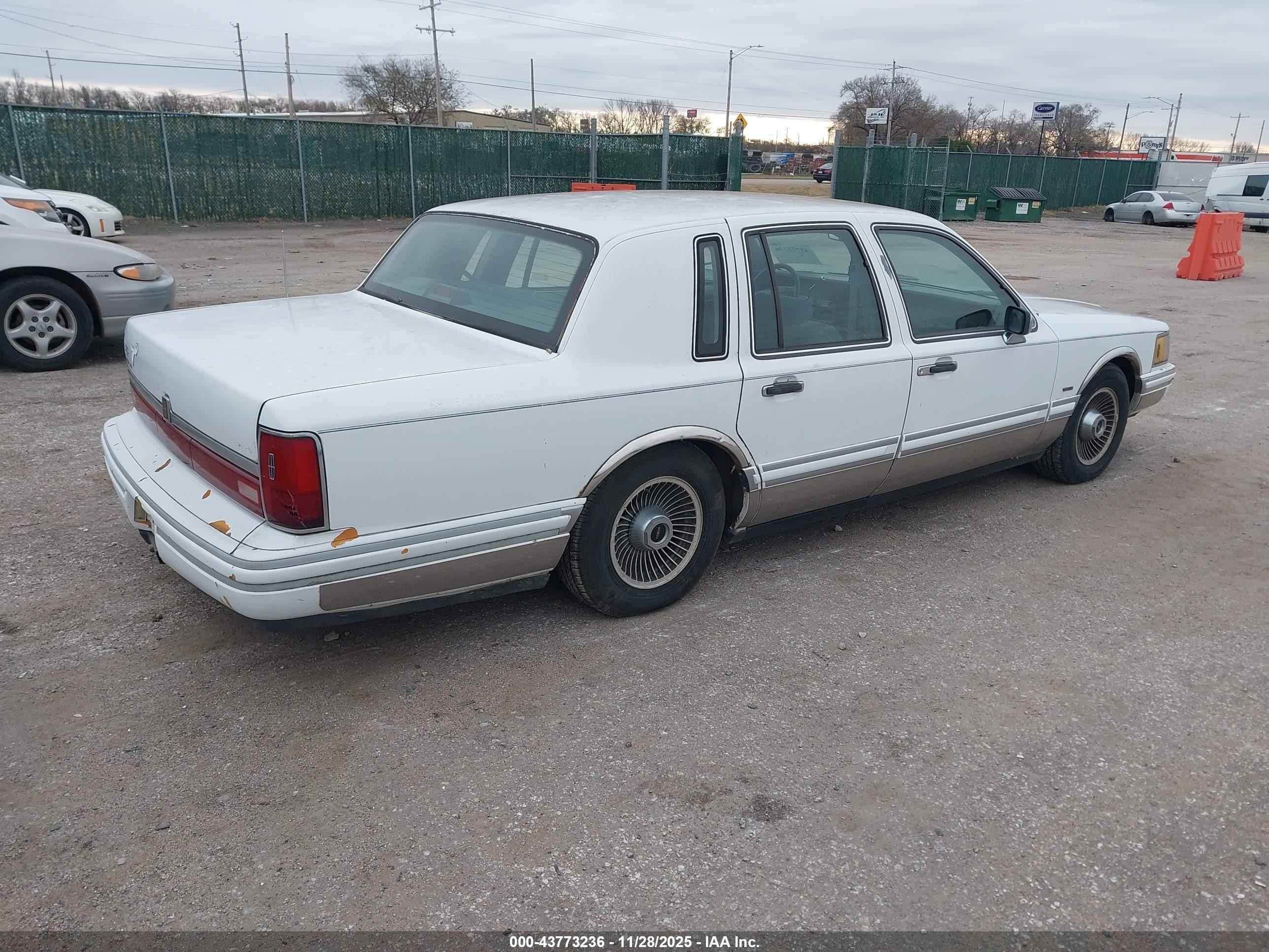 1991 Lincoln Town Car Executive White vin: 1LNCM81W3MY666338