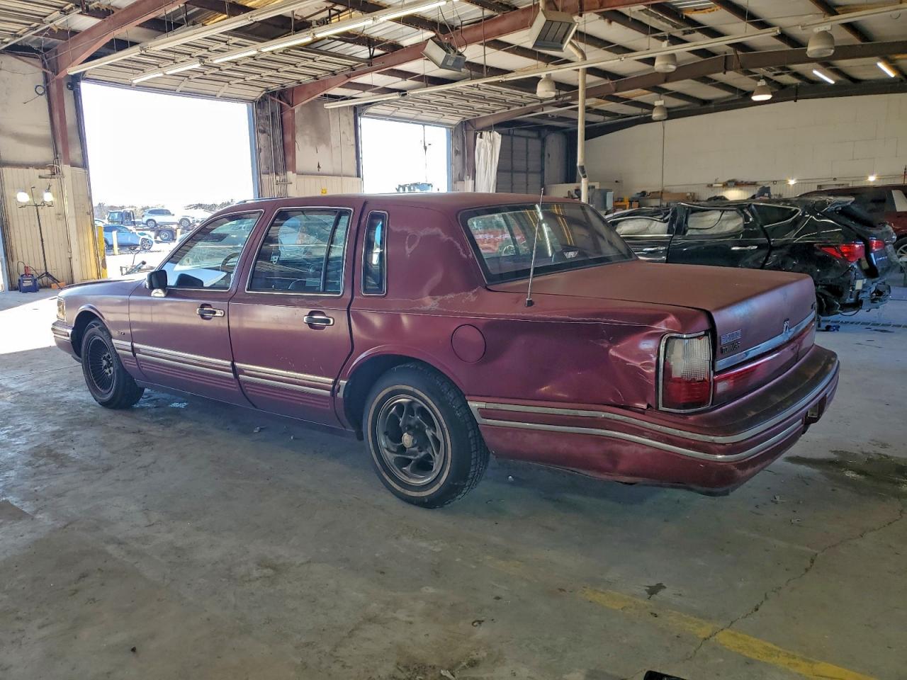 1991 Lincoln Town Car Executive Бордовый vin: 1LNCM81W6MY637495