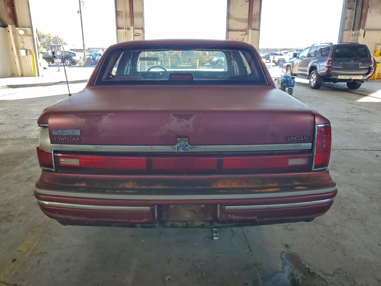 1991 Lincoln Town Car Executive Бордовый vin: 1LNCM81W6MY637495