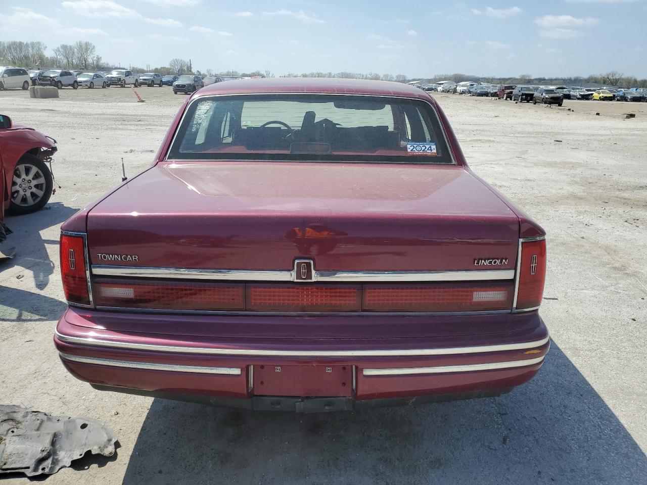 1991 Lincoln Town Car Executive Red vin: 1LNCM81W8MY721365