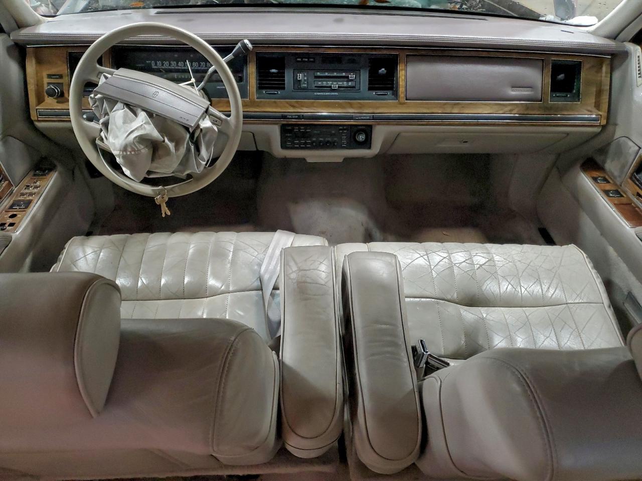 1991 Lincoln Town Car Executive Red vin: 1LNCM81W8MY744354
