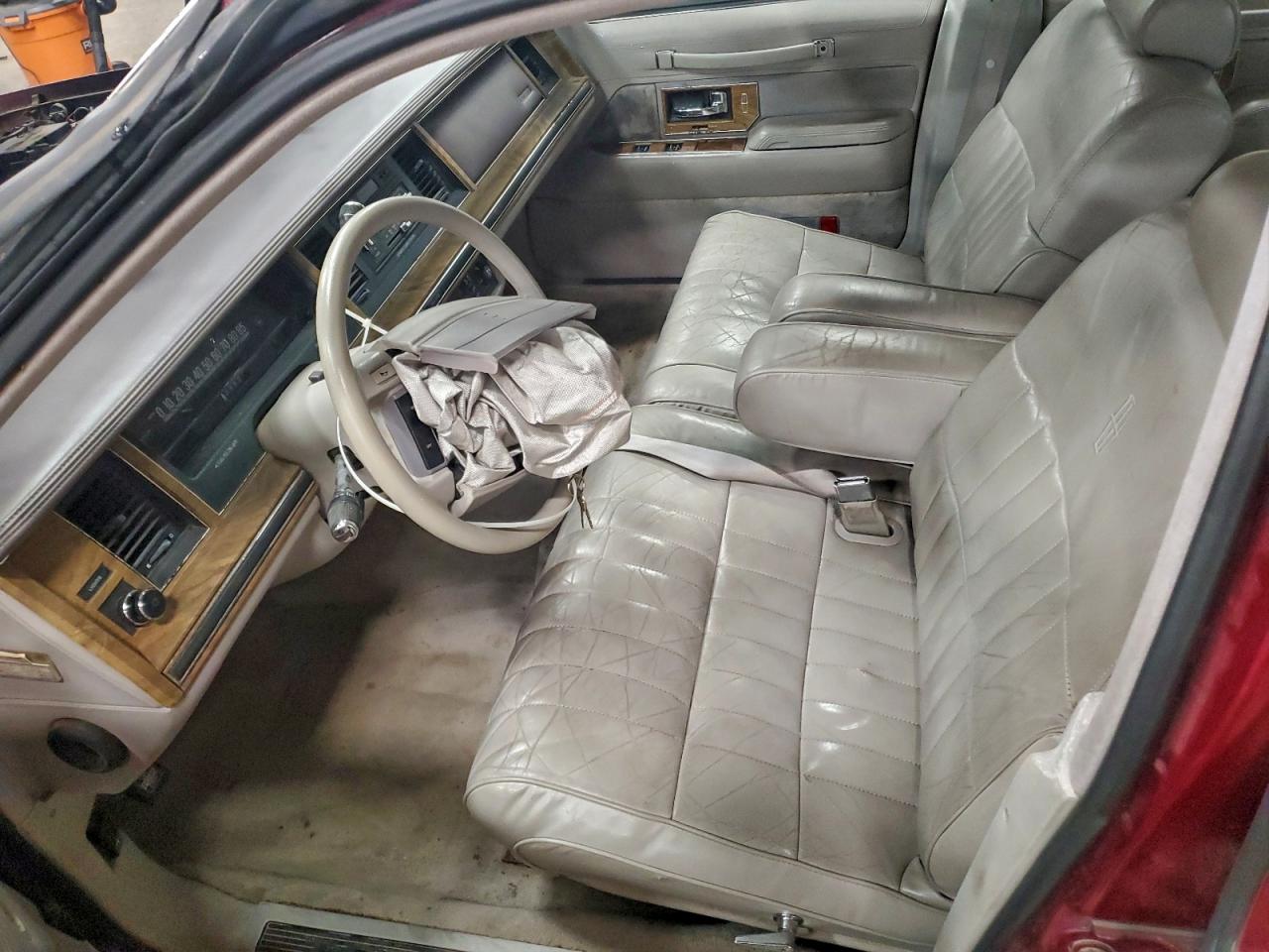 1991 Lincoln Town Car Executive Red vin: 1LNCM81W8MY744354