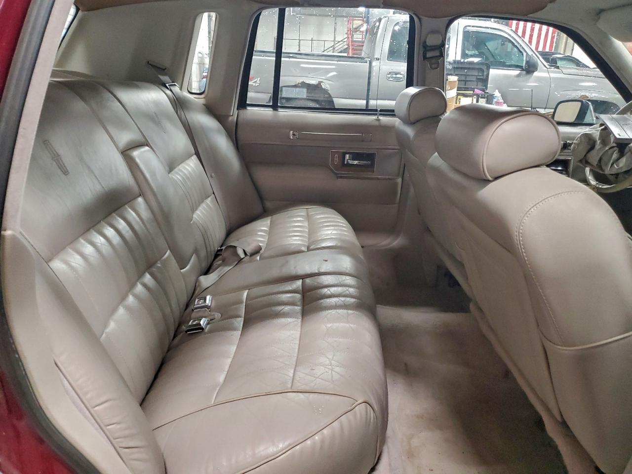 1991 Lincoln Town Car Executive Red vin: 1LNCM81W8MY744354