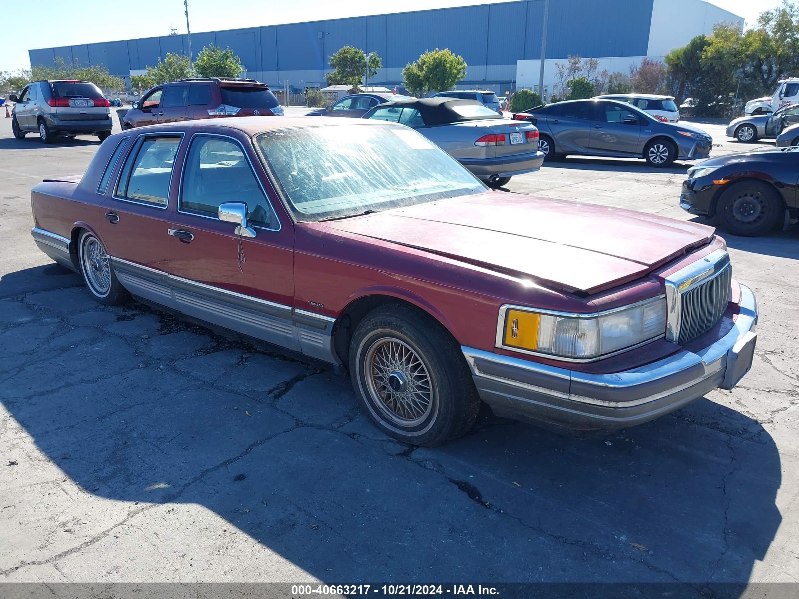 Price & History 1990 Lincoln Town Car Signature 5.0l V8 Fi F vin