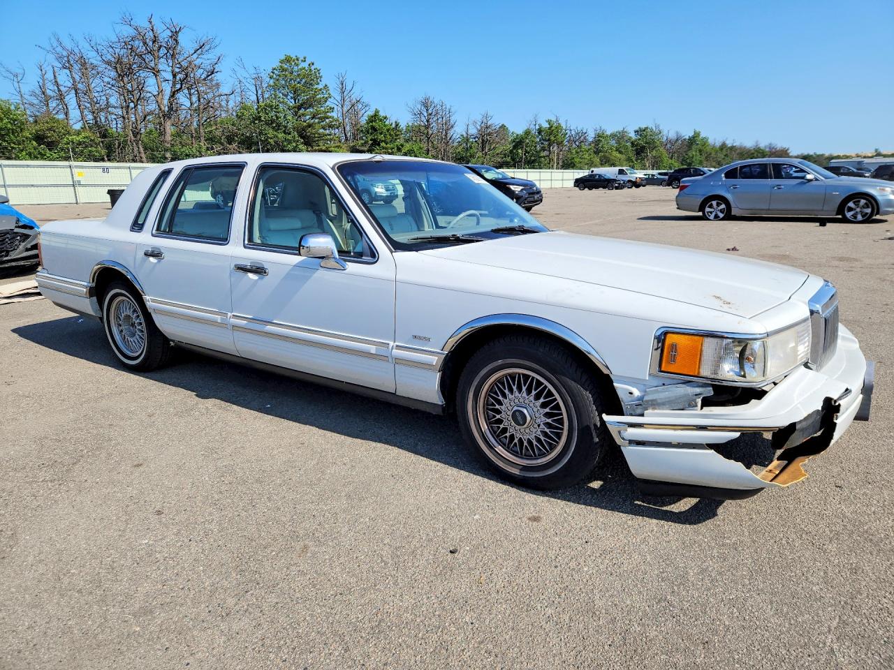 1991 Lincoln Town Car Signature White vin: 1LNCM82W0MY728020