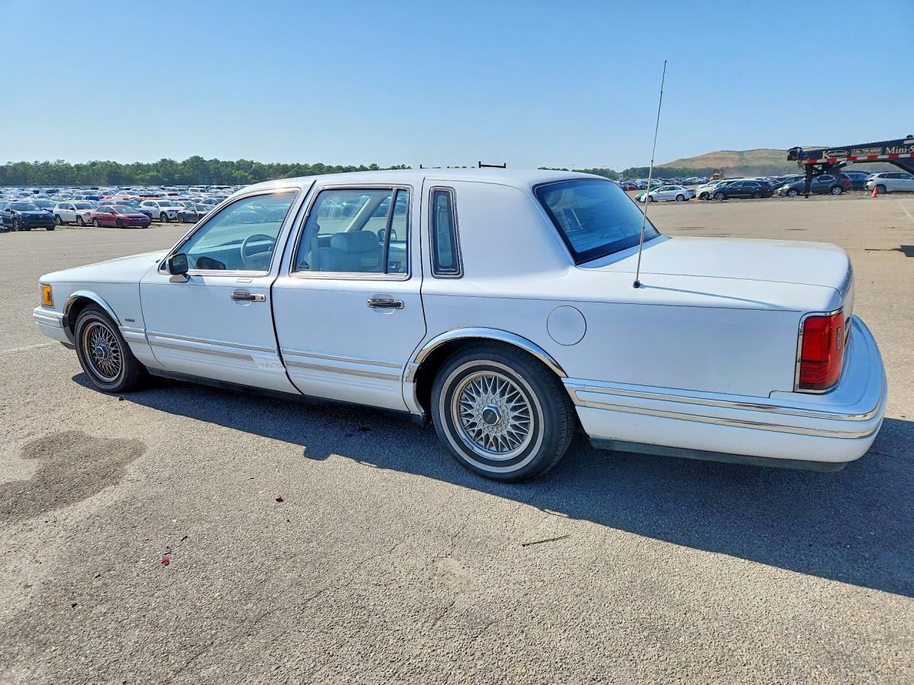1991 Lincoln Town Car Signature White vin: 1LNCM82W0MY728020