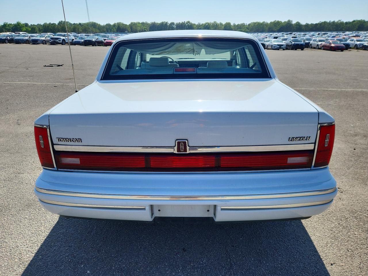 1991 Lincoln Town Car Signature White vin: 1LNCM82W0MY728020