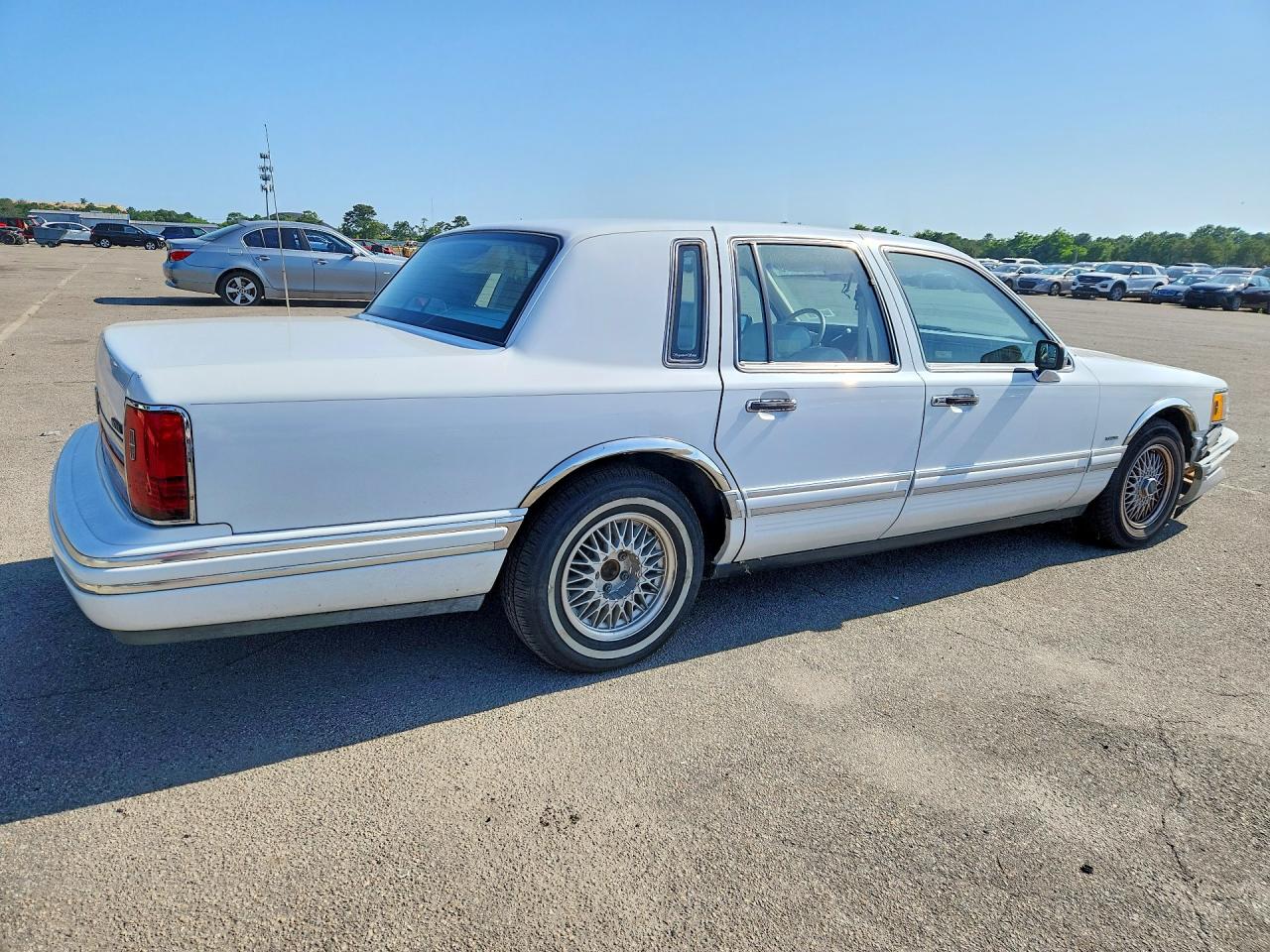 1991 Lincoln Town Car Signature White vin: 1LNCM82W0MY728020