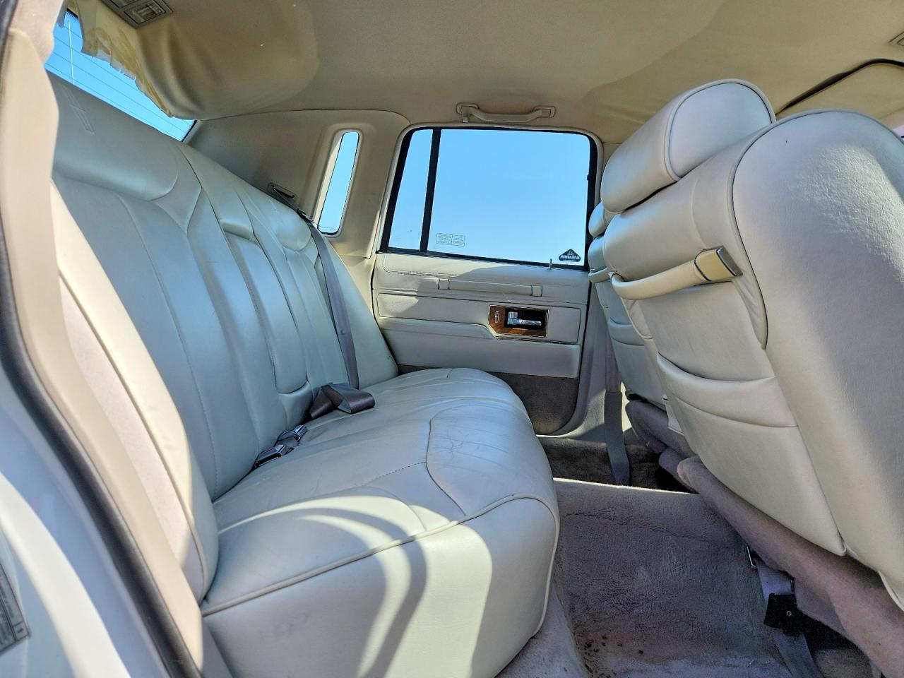1991 Lincoln Town Car Signature White vin: 1LNCM82W0MY728020