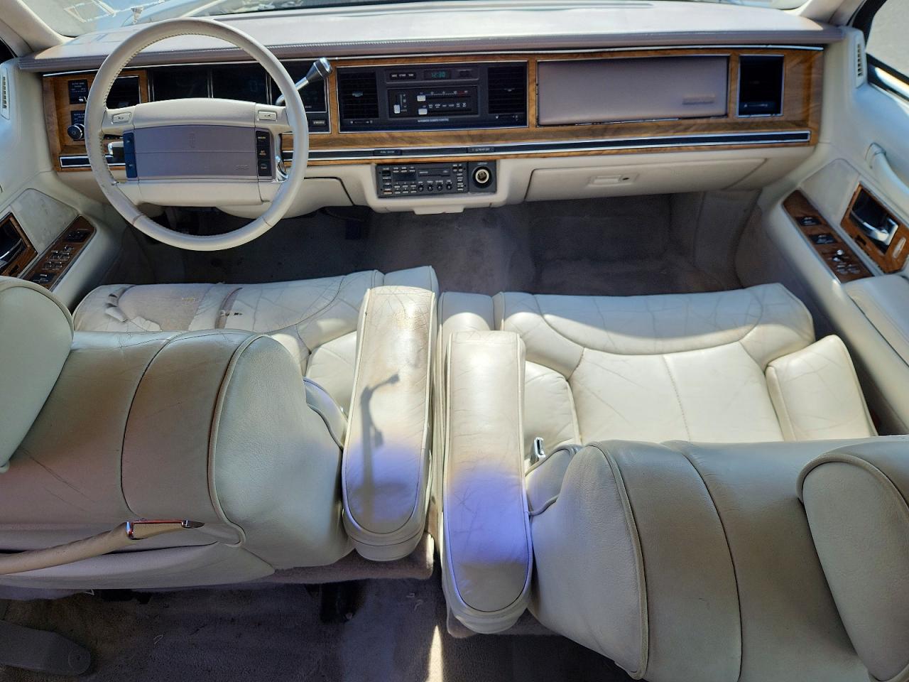 1991 Lincoln Town Car Signature White vin: 1LNCM82W0MY728020
