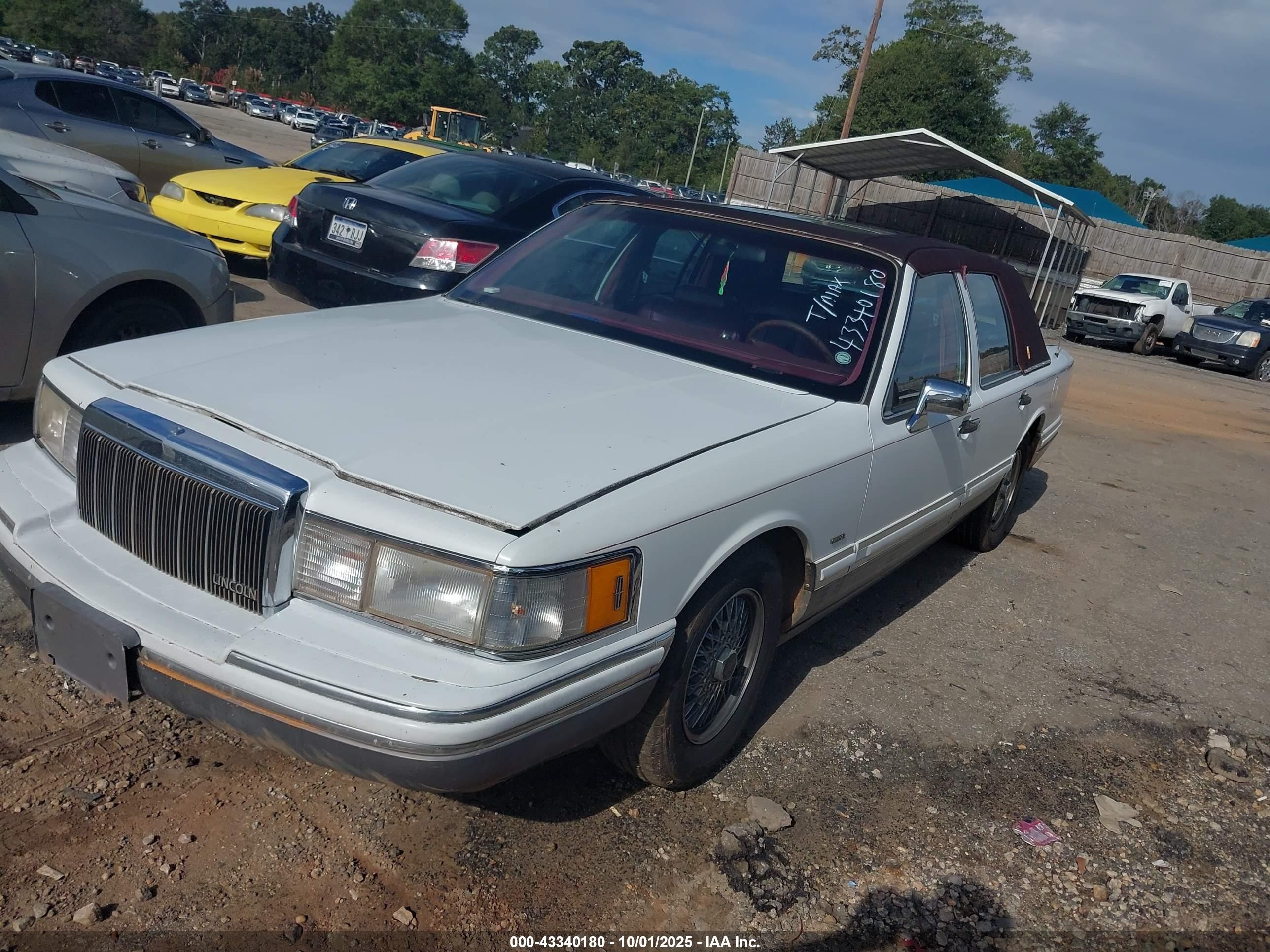 1991 Lincoln Town Car Signature Белый vin: 1LNCM82W1MY608209