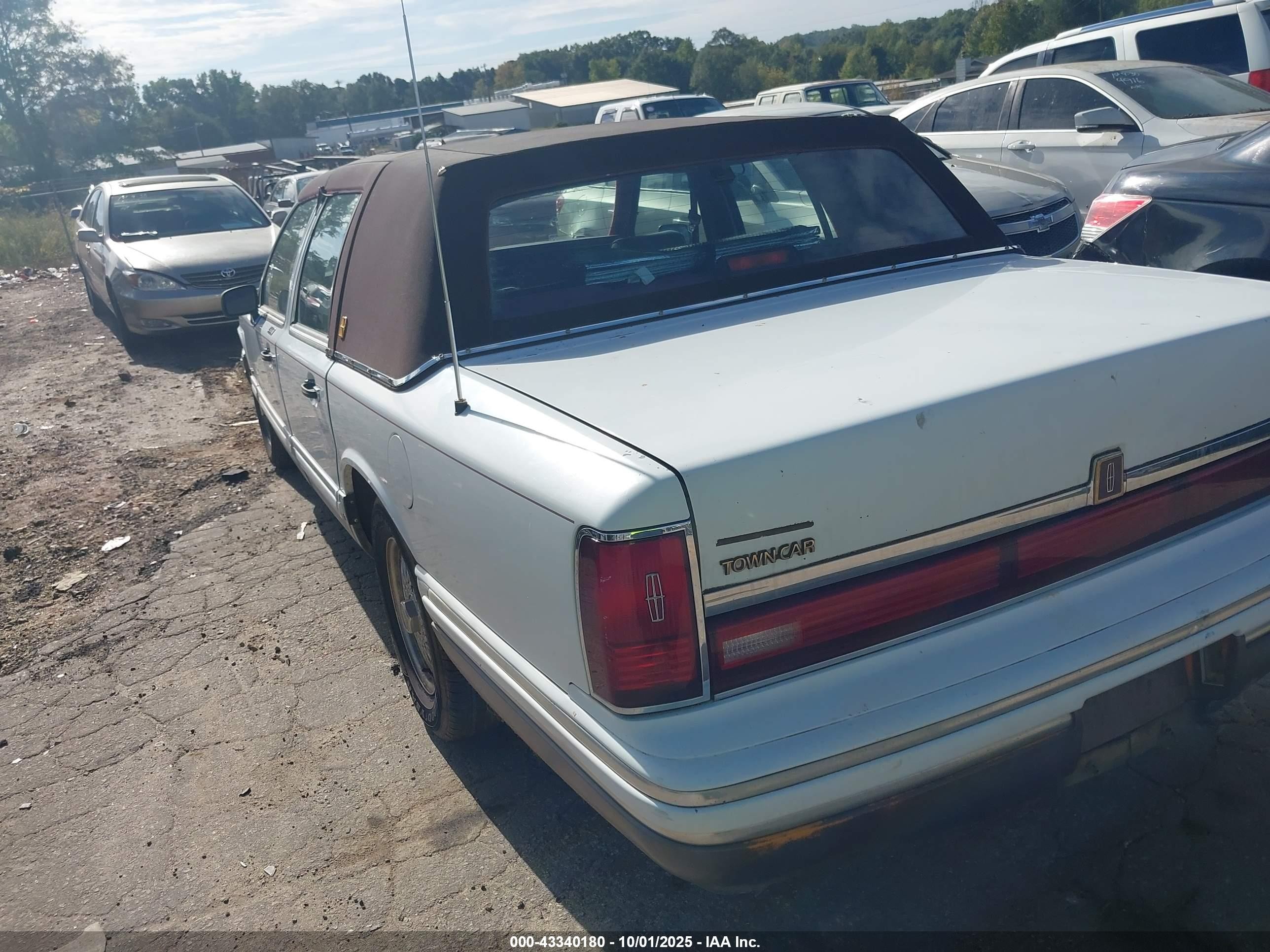 1991 Lincoln Town Car Signature Белый vin: 1LNCM82W1MY608209