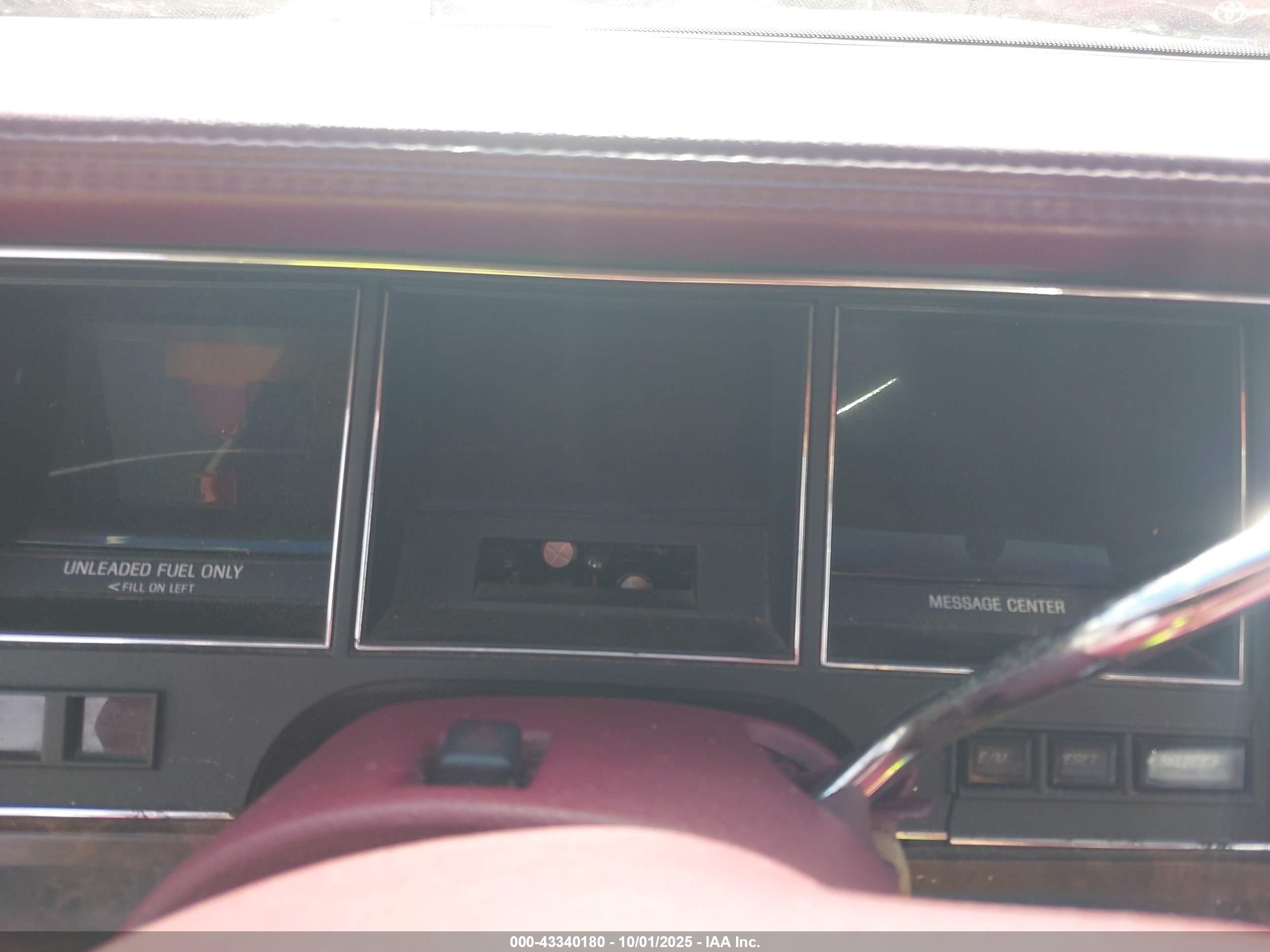 1991 Lincoln Town Car Signature Белый vin: 1LNCM82W1MY608209