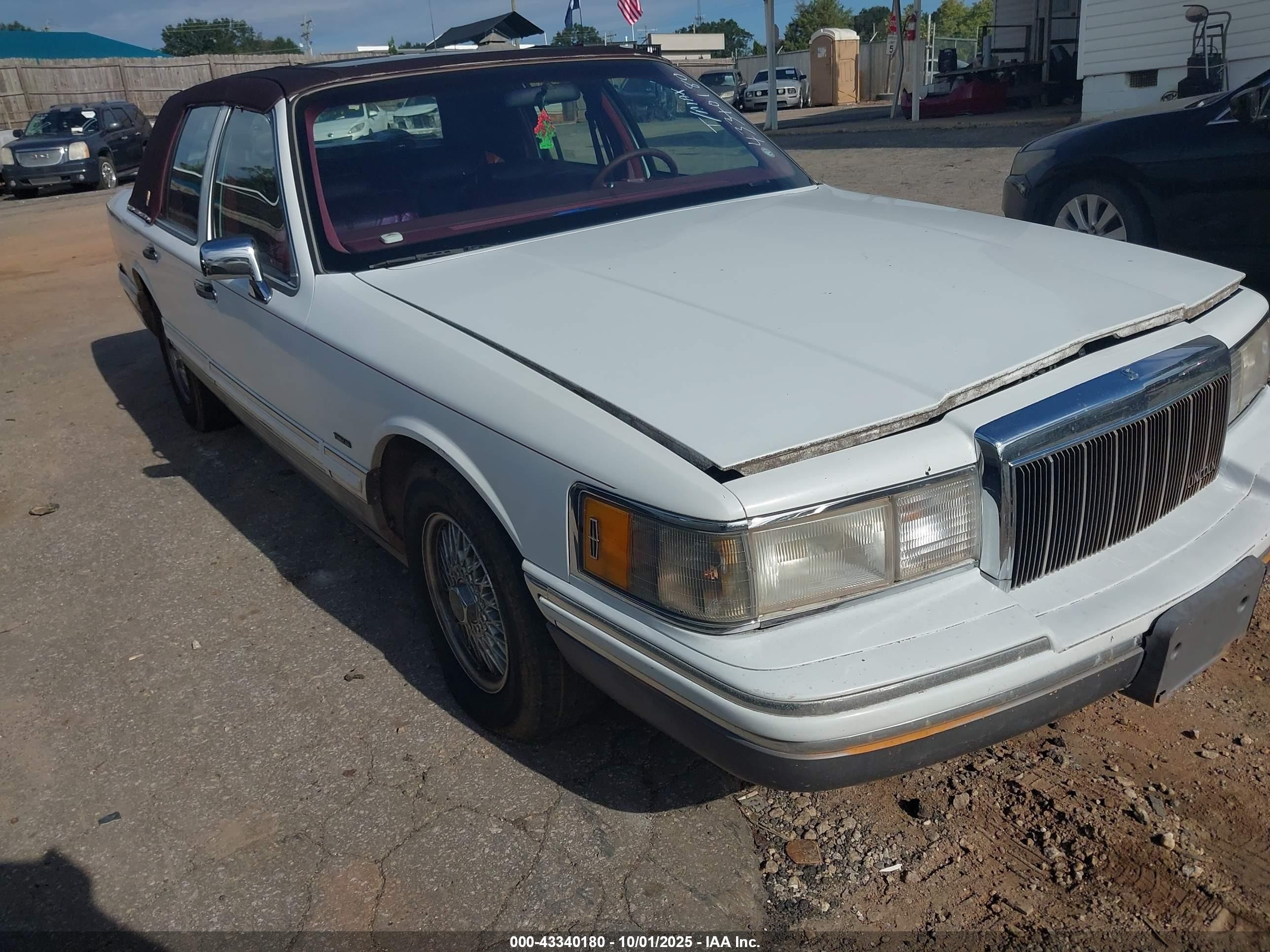 1991 Lincoln Town Car Signature Белый vin: 1LNCM82W1MY608209