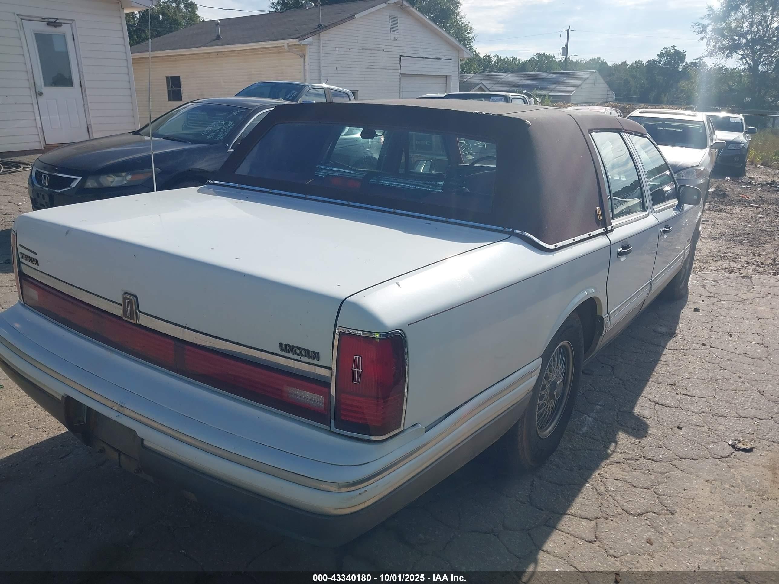 1991 Lincoln Town Car Signature Белый vin: 1LNCM82W1MY608209