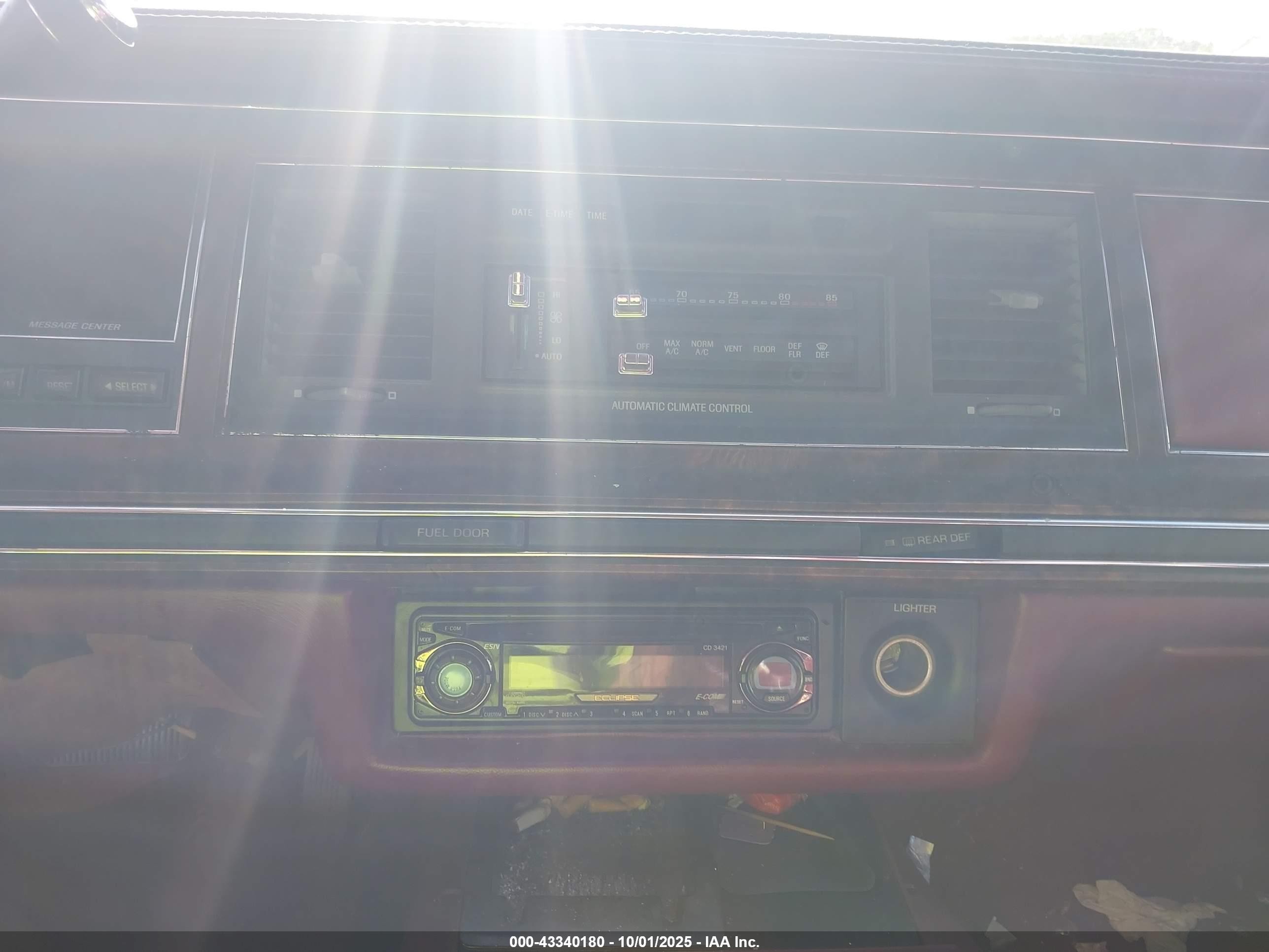 1991 Lincoln Town Car Signature Белый vin: 1LNCM82W1MY608209