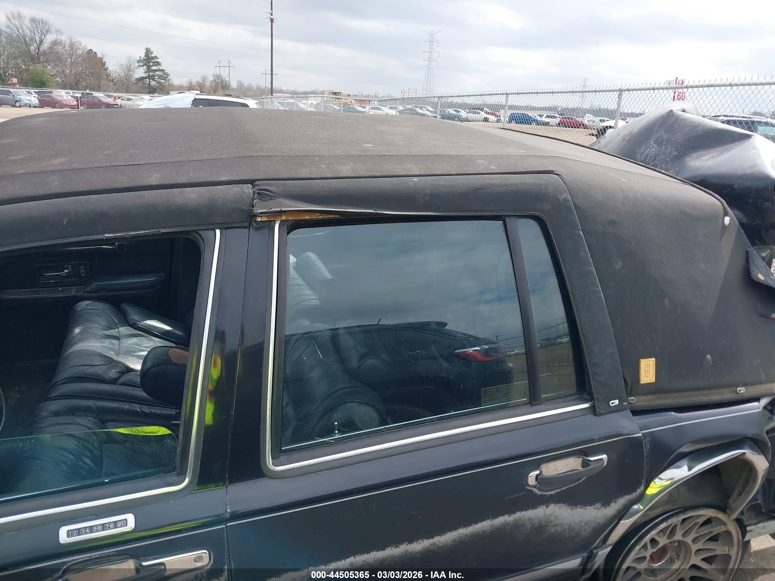 1991 Lincoln Town Car Signature Black vin: 1LNCM82W9MY688407