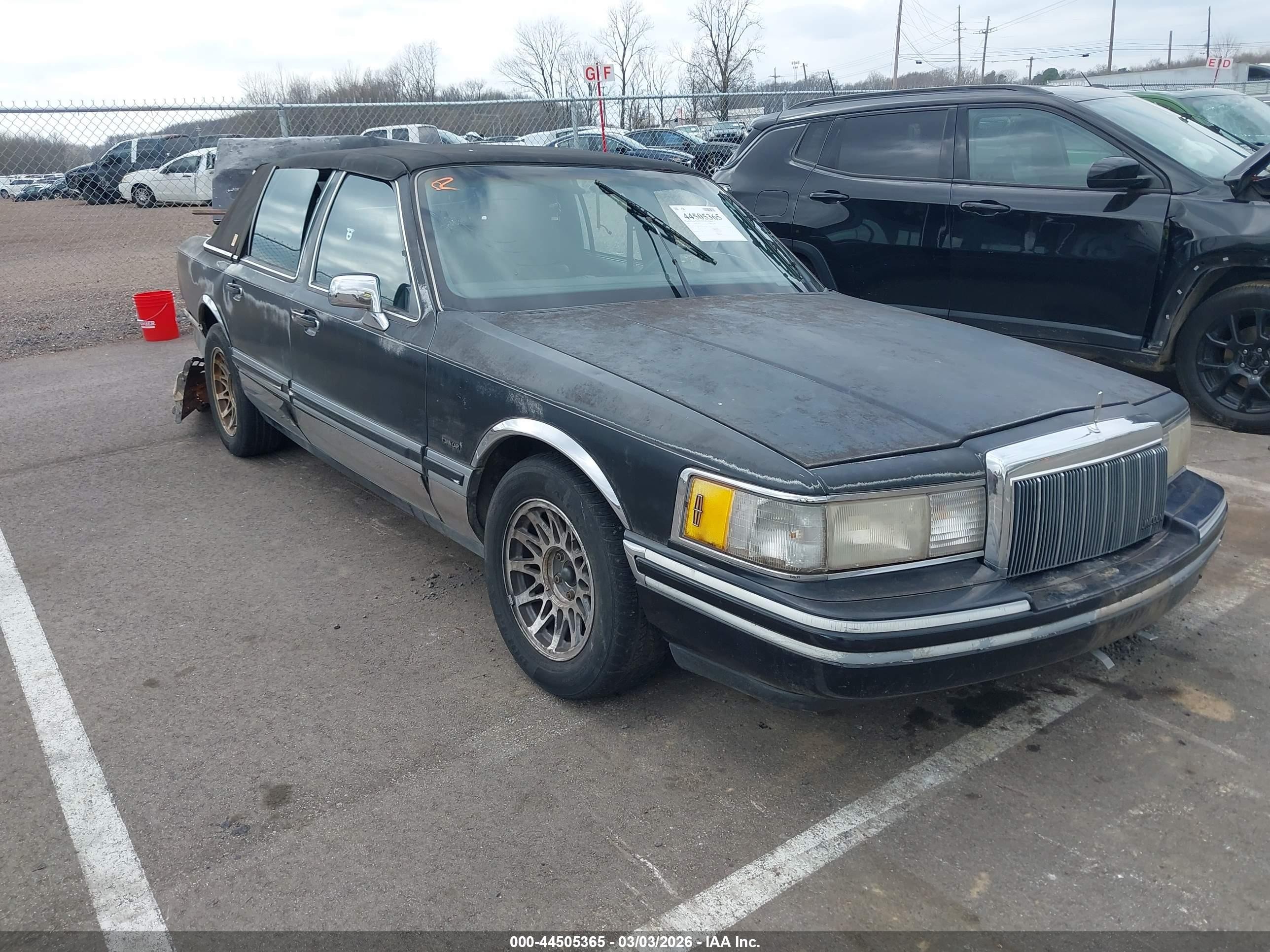 1991 Lincoln Town Car Signature Black vin: 1LNCM82W9MY688407