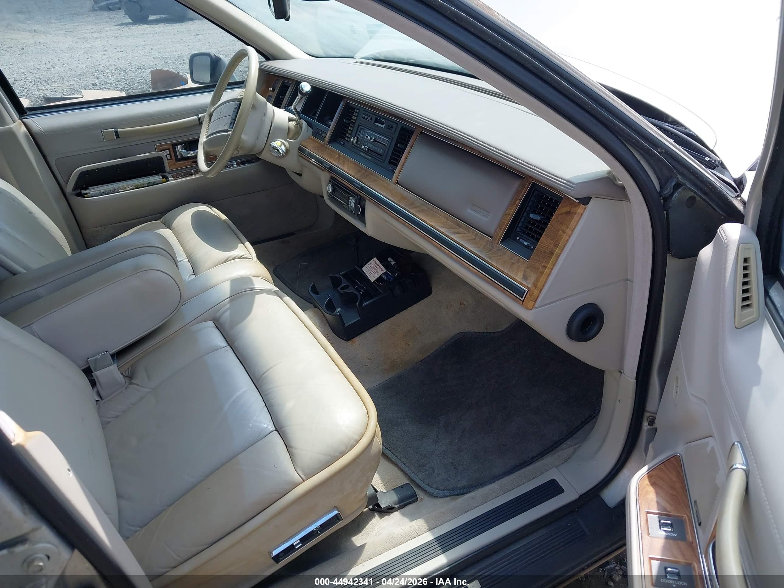 1991 Lincoln Town Car Cartier Silver vin: 1LNCM83W2MY678980