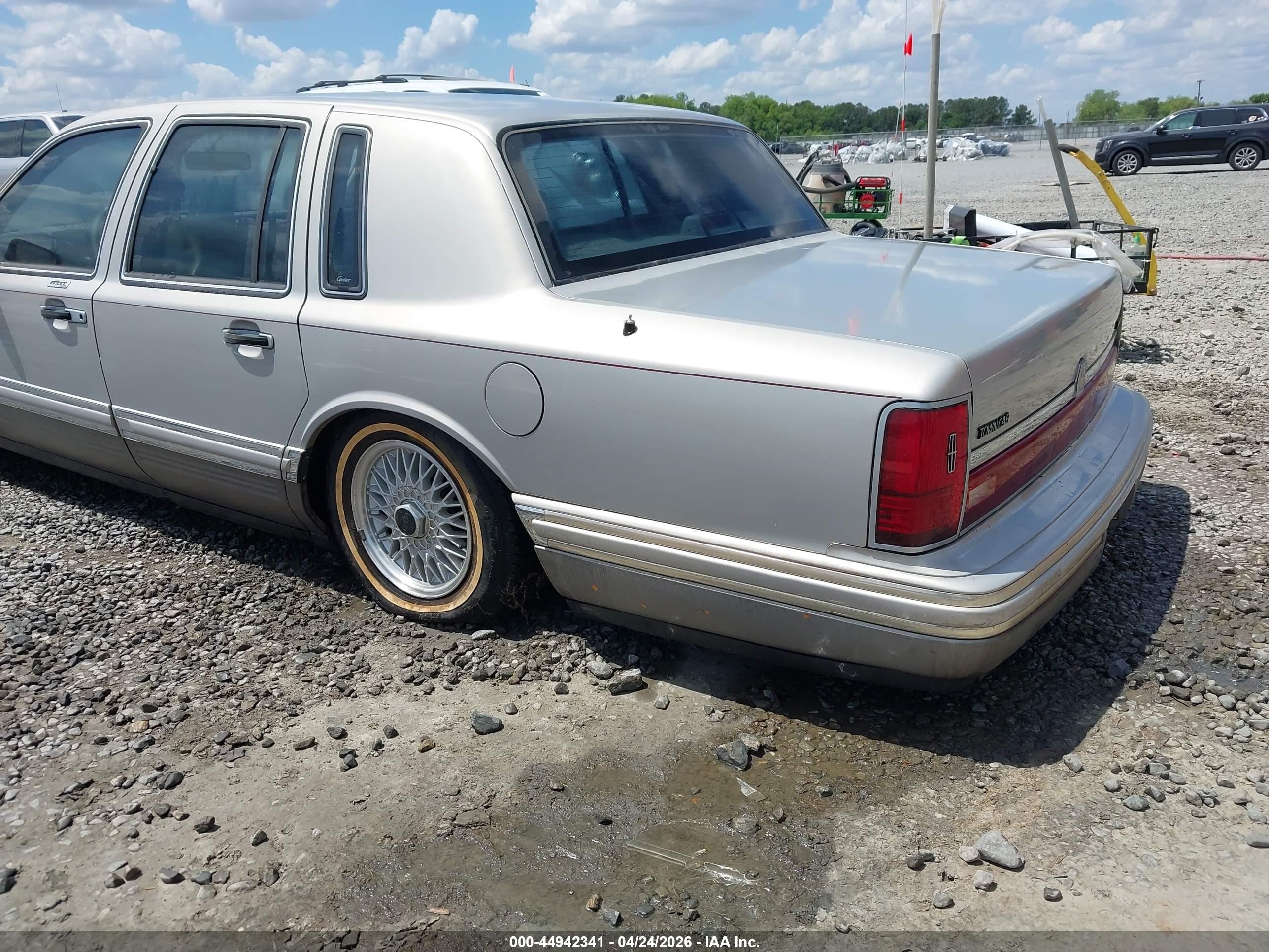 1991 Lincoln Town Car Cartier Silver vin: 1LNCM83W2MY678980