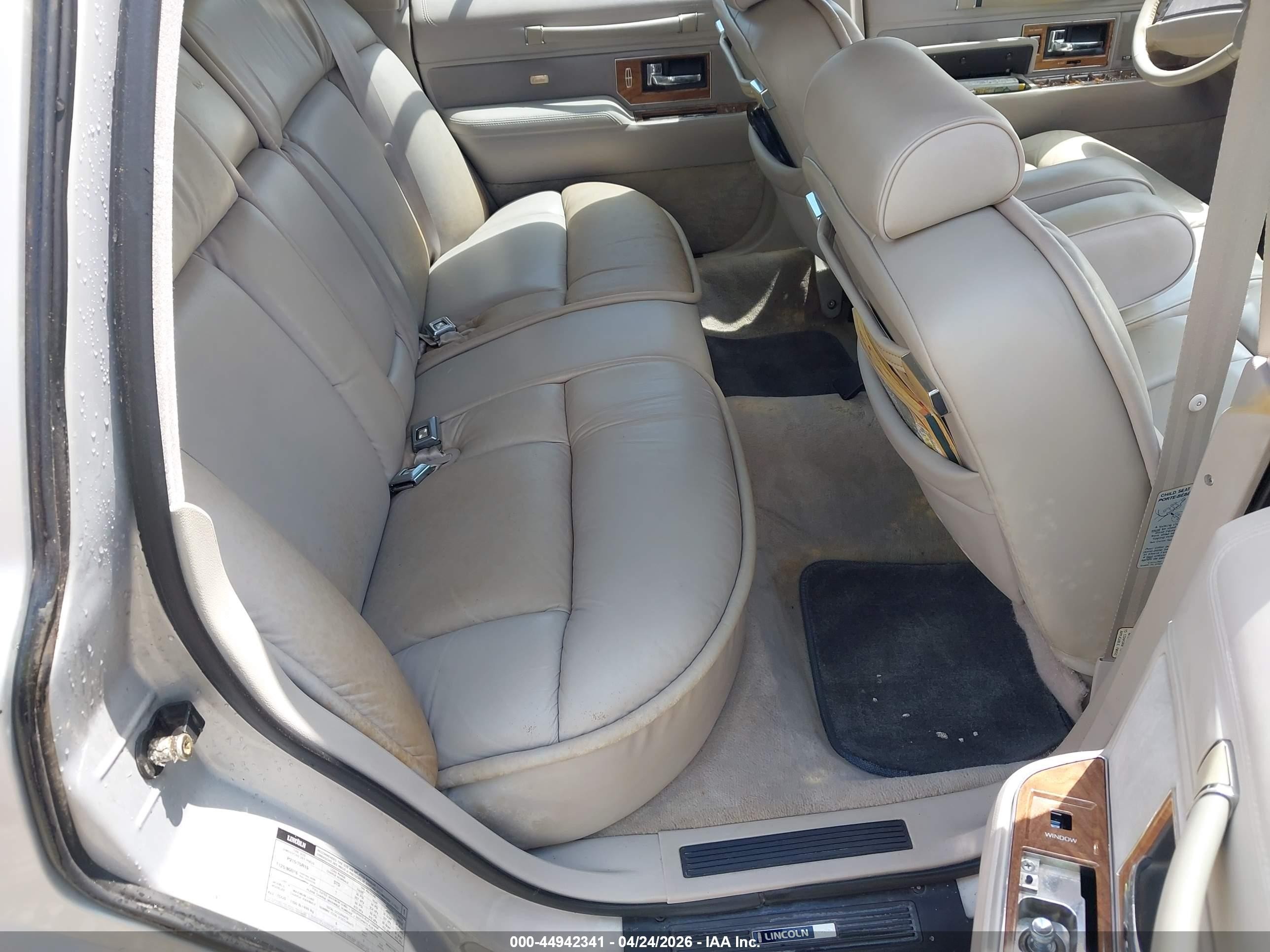 1991 Lincoln Town Car Cartier Silver vin: 1LNCM83W2MY678980